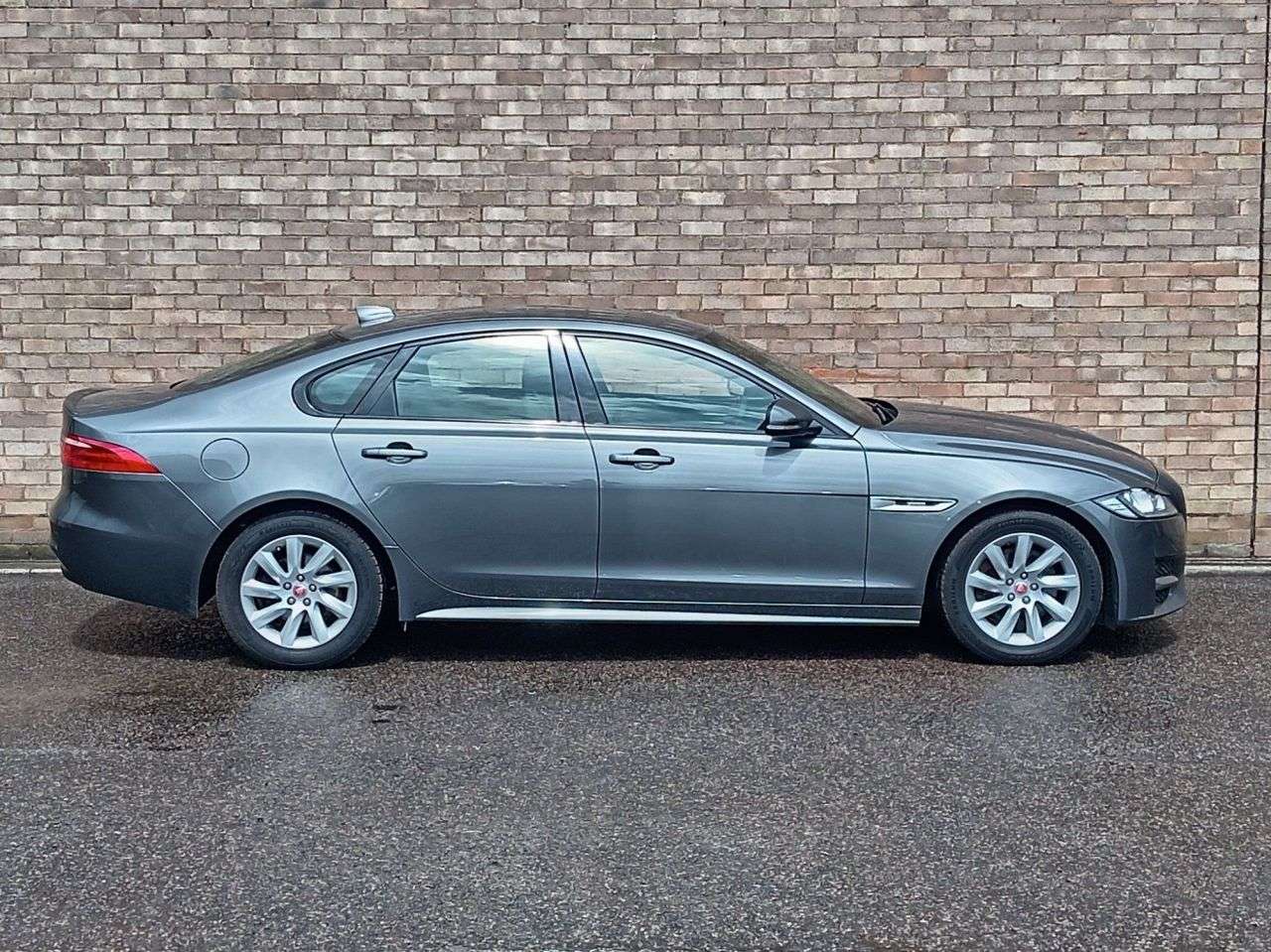 A 2019 JAGUAR XF 2.0d R-Sport Saloon 4dr Diesel Auto Euro 6 (s/s) (163 ps) A 2019 JAGUAR XF 2.0d R-Sport Saloon 4dr Diesel Auto Euro 6 (s/s) (163 ps)