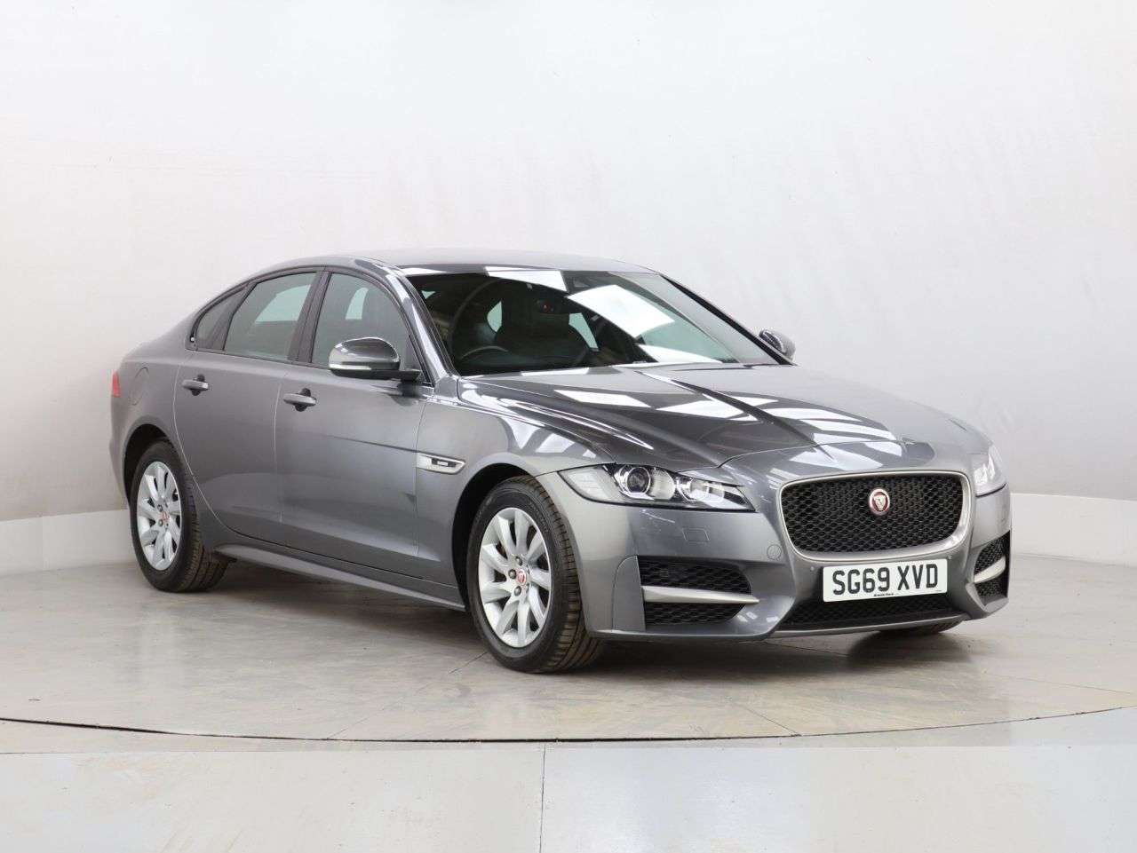 A 2019 JAGUAR XF 2.0d R-Sport Saloon 4dr Diesel Auto Euro 6 (s/s) (163 ps) A 2019 JAGUAR XF 2.0d R-Sport Saloon 4dr Diesel Auto Euro 6 (s/s) (163 ps)