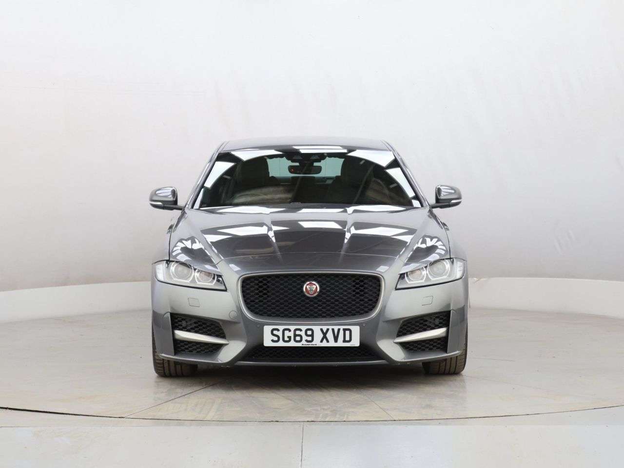A 2019 JAGUAR XF 2.0d R-Sport Saloon 4dr Diesel Auto Euro 6 (s/s) (163 ps) A 2019 JAGUAR XF 2.0d R-Sport Saloon 4dr Diesel Auto Euro 6 (s/s) (163 ps)