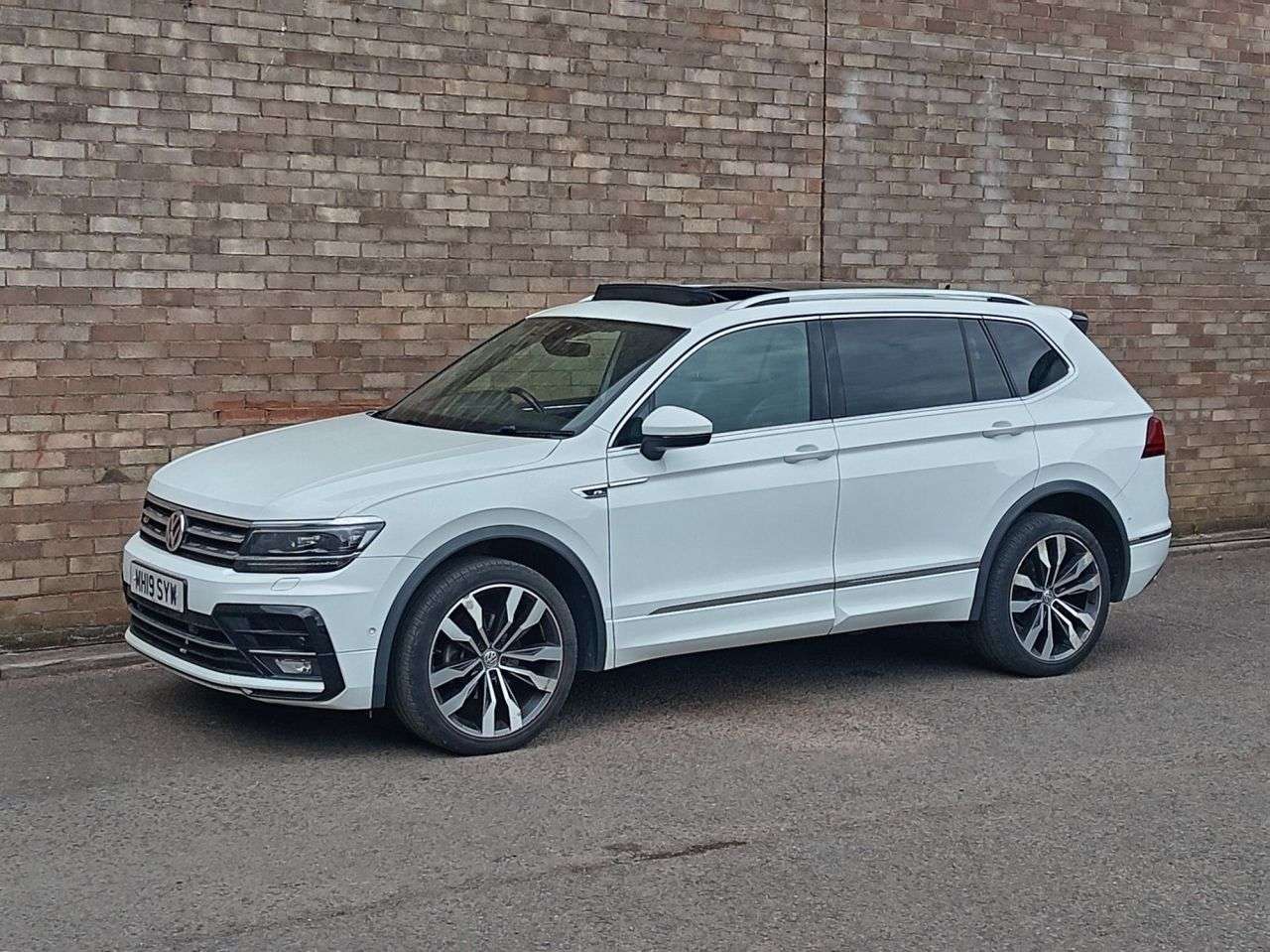 A 2019 VOLKSWAGEN TIGUAN ALLSPACE 2.0 TDI R-Line Tech SUV 5dr Diesel DSG Euro 6 (s/s) (150 ps) A 2019 VOLKSWAGEN TIGUAN ALLSPACE 2.0 TDI R-Line Tech SUV 5dr Diesel DSG Euro 6 (s/s) (150 ps)