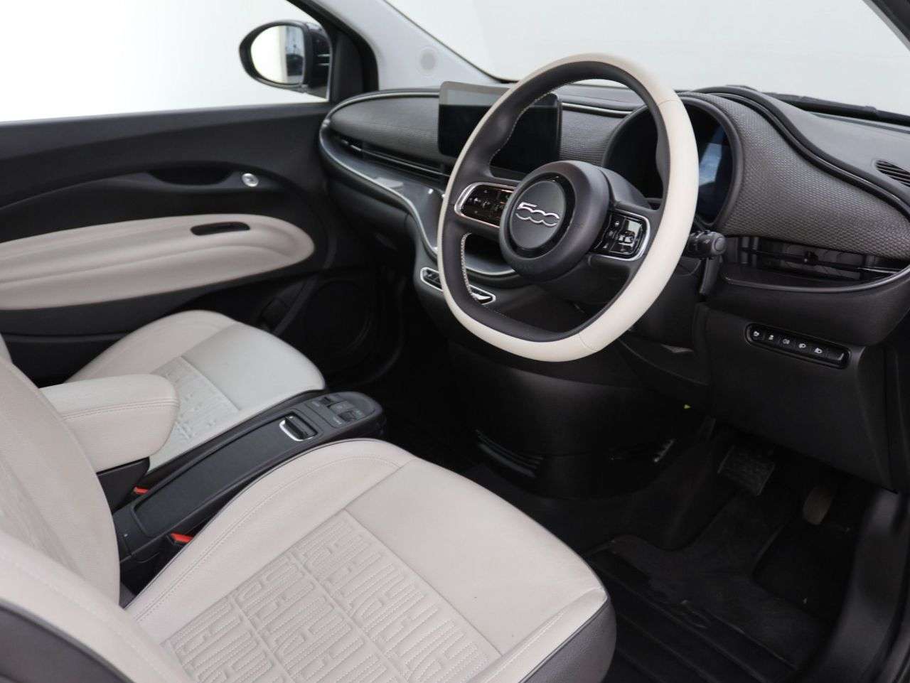 A 2022 FIAT 500E 42kWh La Prima Hatchback 3dr Electric Auto (118 ps) A 2022 FIAT 500E 42kWh La Prima Hatchback 3dr Electric Auto (118 ps)
