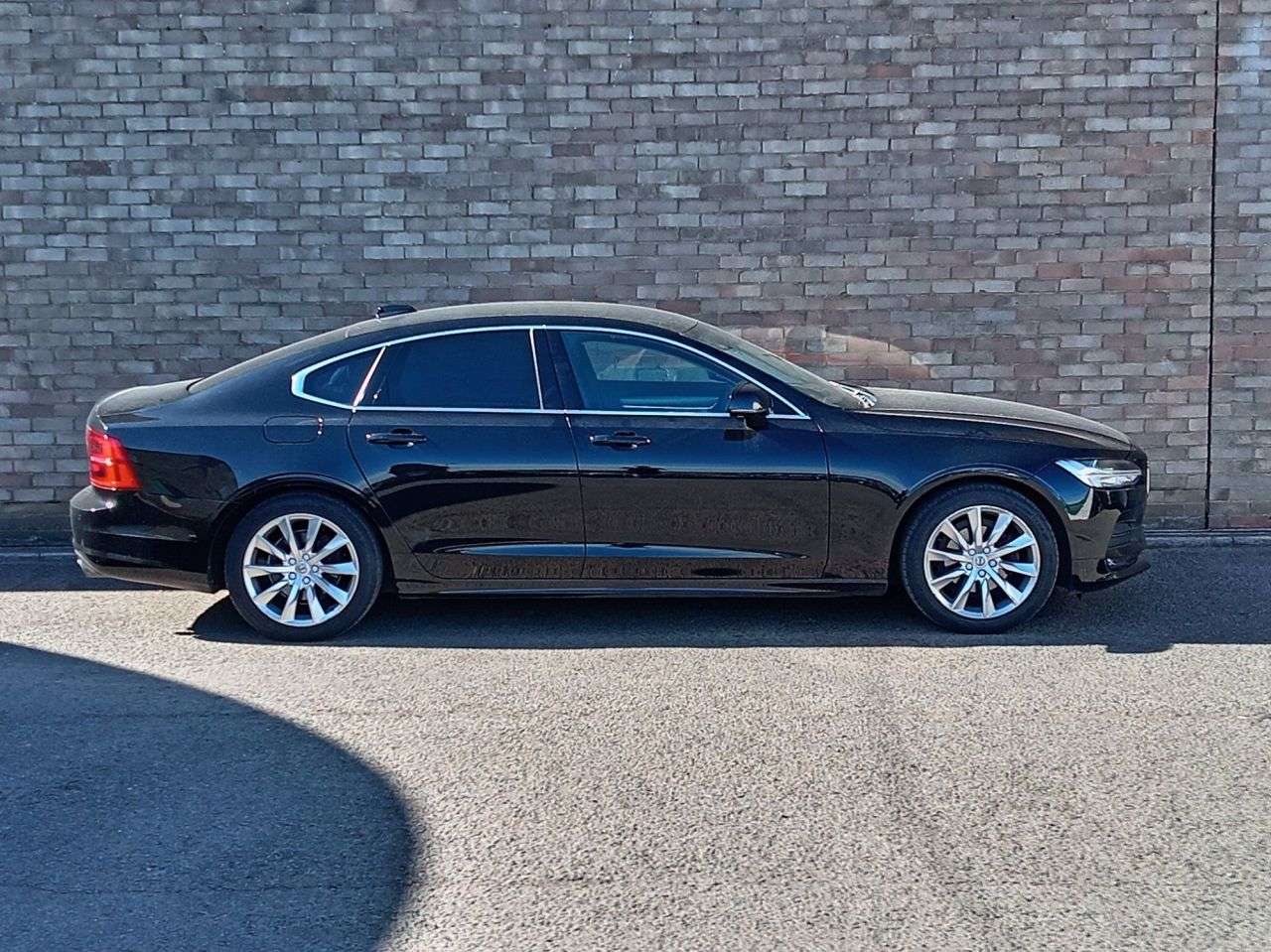 A 2020 VOLVO S90 2.0 D4 Momentum Plus Saloon 4dr Diesel Auto Euro 6 (s/s) (190 ps) A 2020 VOLVO S90 2.0 D4 Momentum Plus Saloon 4dr Diesel Auto Euro 6 (s/s) (190 ps)