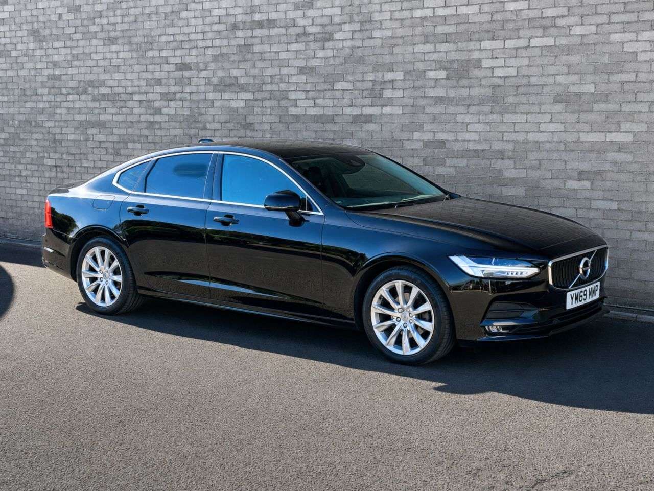 A 2020 VOLVO S90 2.0 D4 Momentum Plus Saloon 4dr Diesel Auto Euro 6 (s/s) (190 ps) A 2020 VOLVO S90 2.0 D4 Momentum Plus Saloon 4dr Diesel Auto Euro 6 (s/s) (190 ps)