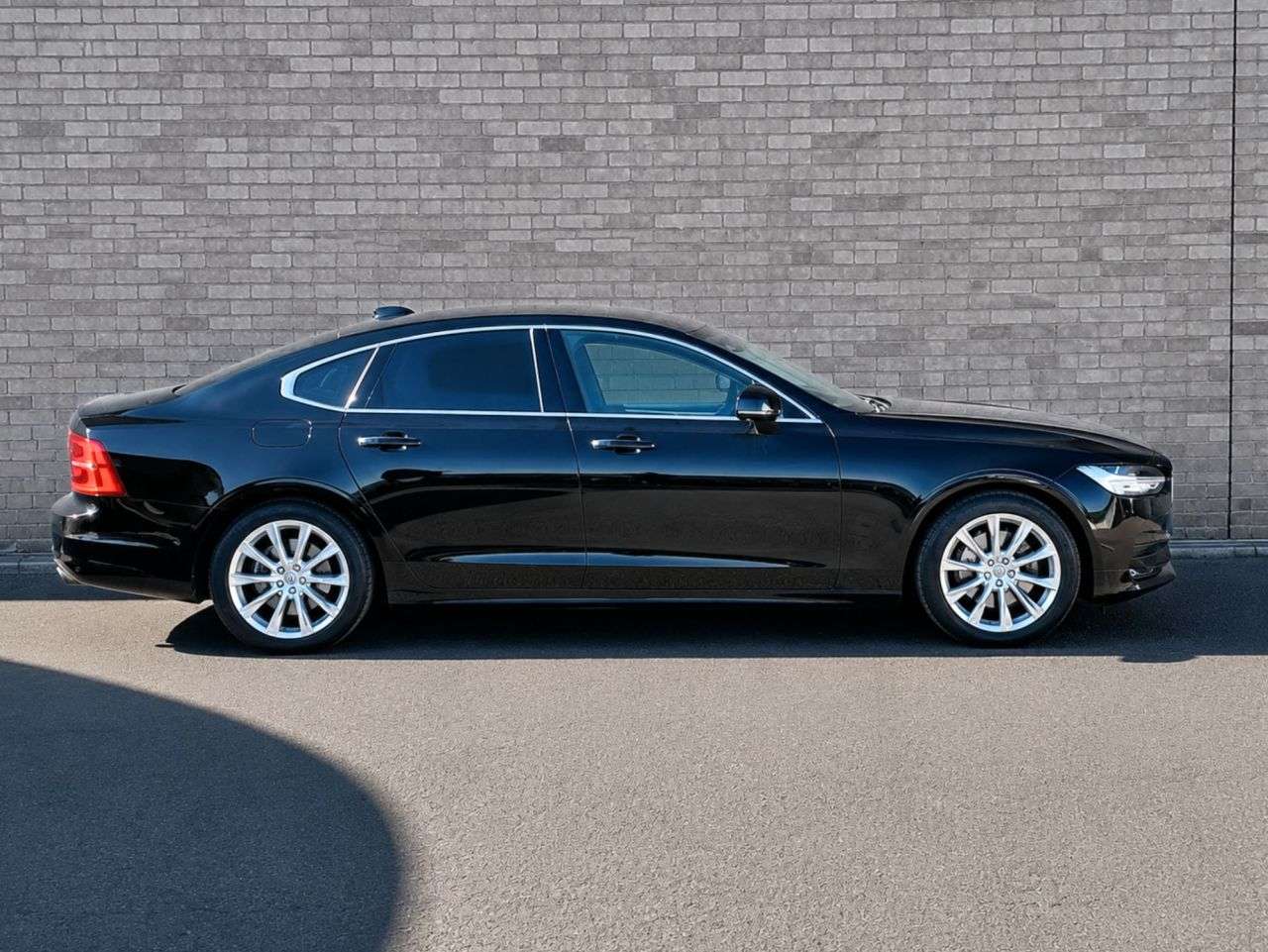 A 2020 VOLVO S90 2.0 D4 Momentum Plus Saloon 4dr Diesel Auto Euro 6 (s/s) (190 ps) A 2020 VOLVO S90 2.0 D4 Momentum Plus Saloon 4dr Diesel Auto Euro 6 (s/s) (190 ps)