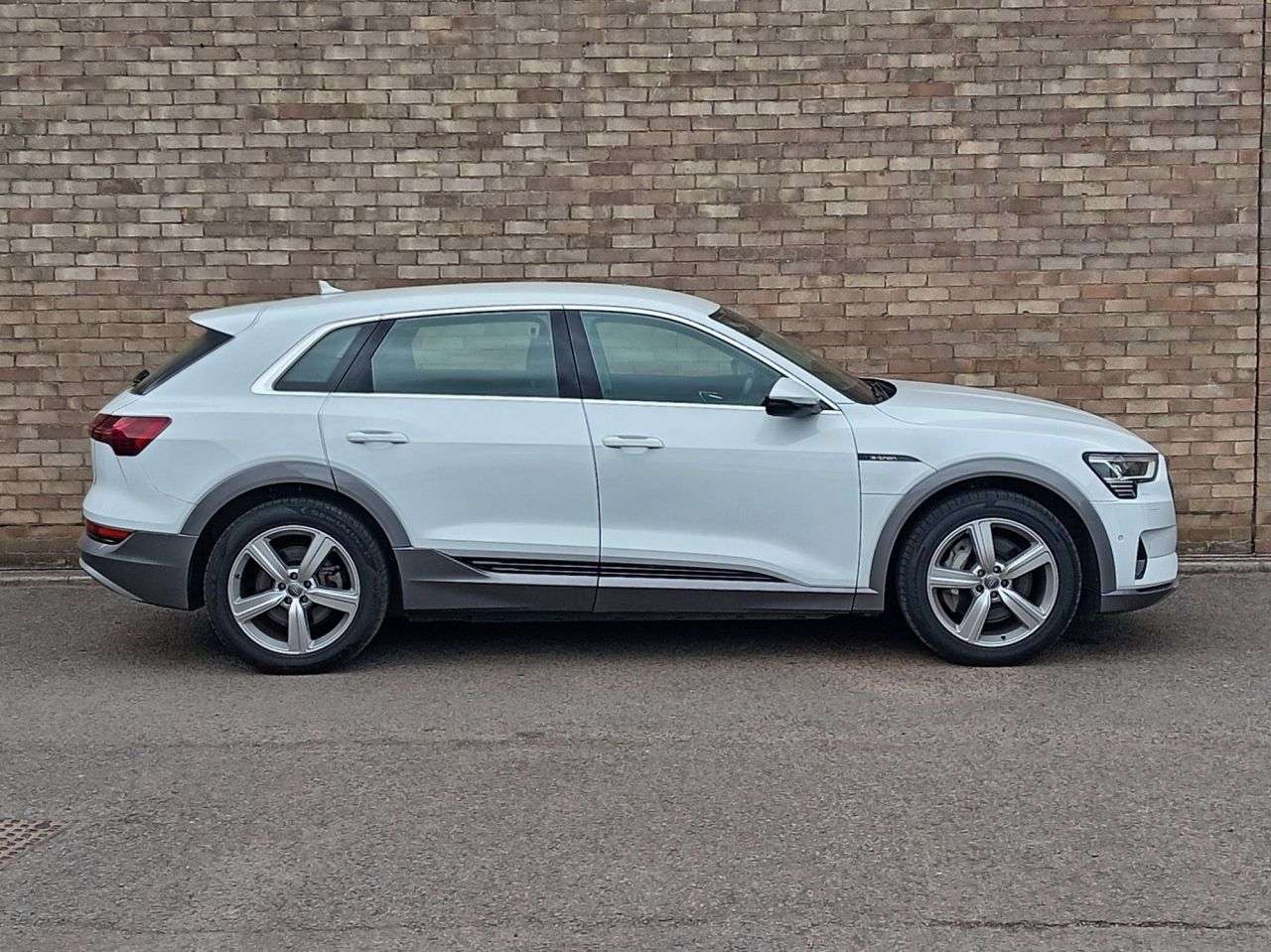 A 2020 AUDI E-TRON 50 Technik SUV 5dr Electric Auto quattro 71.2kWh (313 ps) A 2020 AUDI E-TRON 50 Technik SUV 5dr Electric Auto quattro 71.2kWh (313 ps)