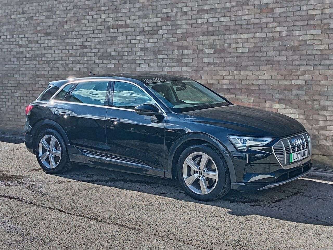 A 2022 AUDI E-TRON 55 Technik SUV 5dr Electric Auto quattro 95kWh (11kW Charger) (408 ps) A 2022 AUDI E-TRON 55 Technik SUV 5dr Electric Auto quattro 95kWh (11kW Charger) (408 ps)