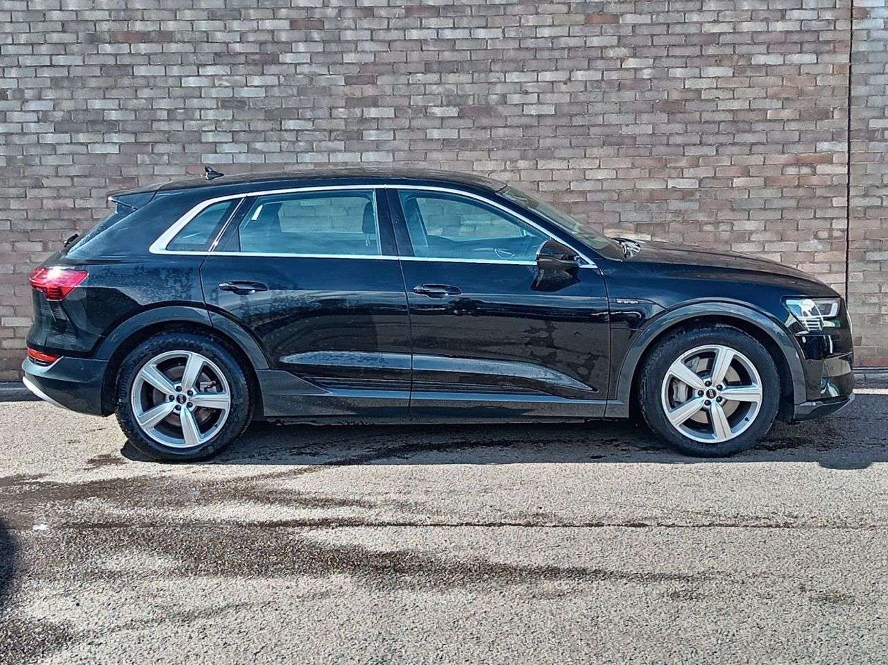 A 2022 AUDI E-TRON 55 Technik SUV 5dr Electric Auto quattro 95kWh (11kW Charger) (408 ps) A 2022 AUDI E-TRON 55 Technik SUV 5dr Electric Auto quattro 95kWh (11kW Charger) (408 ps)