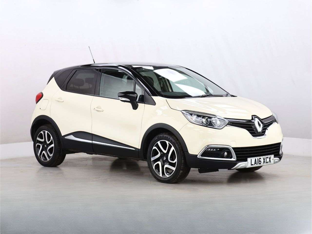 A 2016 RENAULT CAPTUR 1.5 dCi ENERGY Signature Nav SUV 5dr Diesel Manual Euro 6 (s/s) (90 ps) A 2016 RENAULT CAPTUR 1.5 dCi ENERGY Signature Nav SUV 5dr Diesel Manual Euro 6 (s/s) (90 ps)