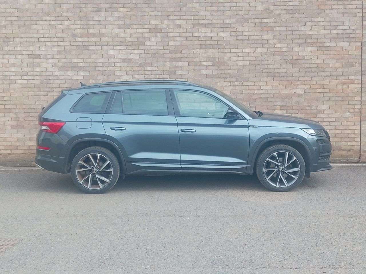 A 2021 SKODA KODIAQ 1.5 TSI ACT SportLine SUV 5dr Petrol DSG Euro 6 (s/s) (7 Seat) (150 ps) A 2021 SKODA KODIAQ 1.5 TSI ACT SportLine SUV 5dr Petrol DSG Euro 6 (s/s) (7 Seat) (150 ps)