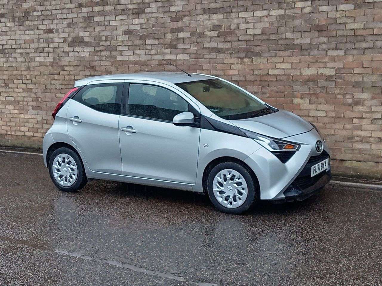 A 2021 TOYOTA AYGO 1.0 VVT-i x-play Hatchback 5dr Petrol x-shift Euro 6 (Safety Sense) (71 ps) A 2021 TOYOTA AYGO 1.0 VVT-i x-play Hatchback 5dr Petrol x-shift Euro 6 (Safety Sense) (71 ps)