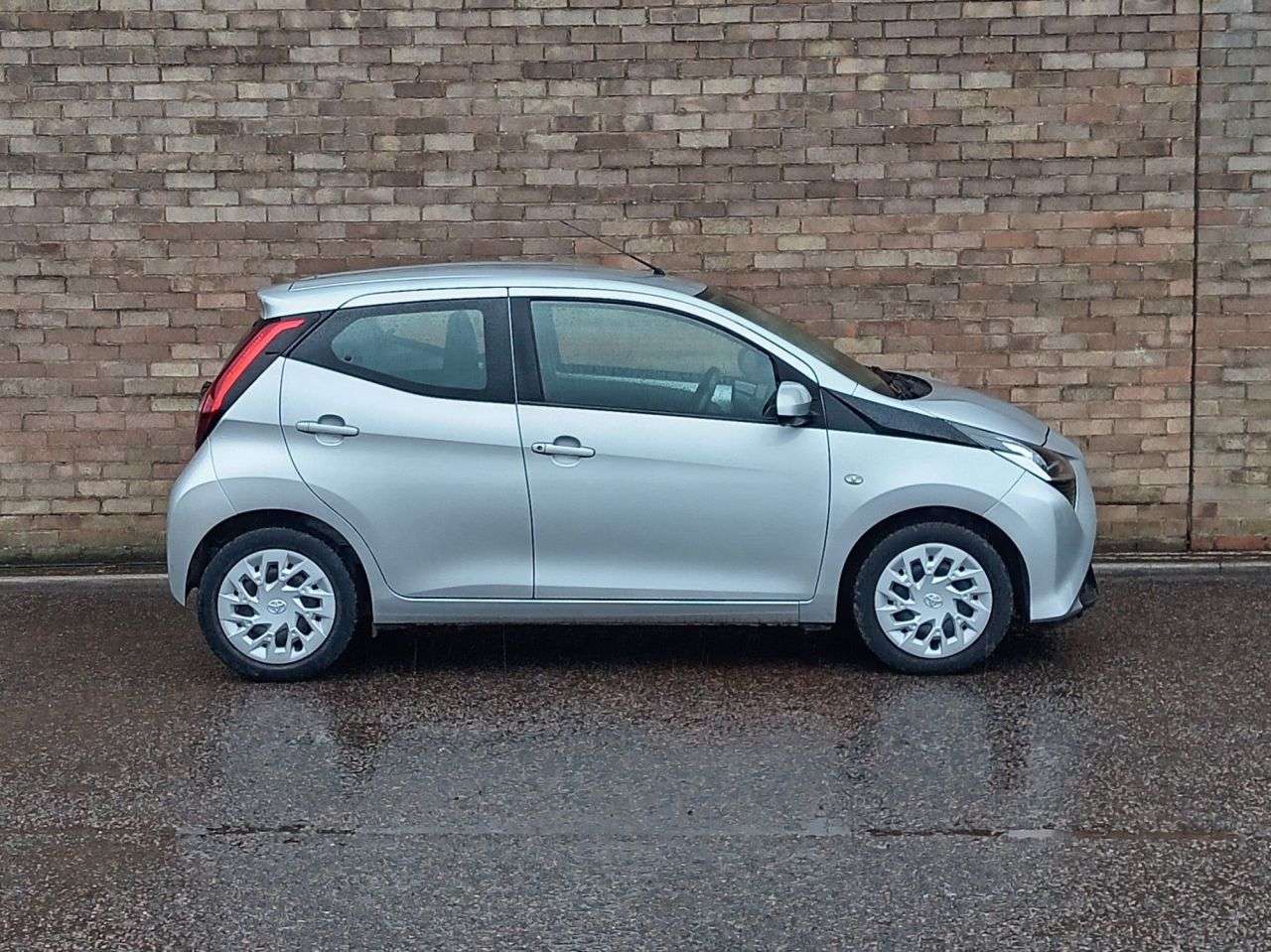 A 2021 TOYOTA AYGO 1.0 VVT-i x-play Hatchback 5dr Petrol x-shift Euro 6 (Safety Sense) (71 ps) A 2021 TOYOTA AYGO 1.0 VVT-i x-play Hatchback 5dr Petrol x-shift Euro 6 (Safety Sense) (71 ps)