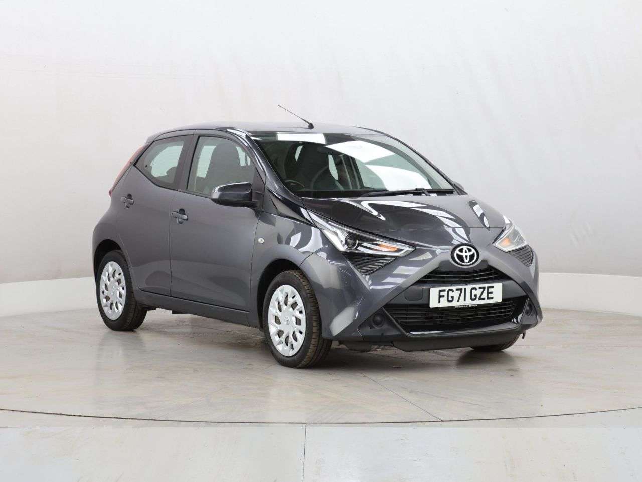 A 2021 TOYOTA AYGO 1.0 VVT-i x-play Hatchback 5dr Petrol x-shift Euro 6 (Safety Sense) (71 ps) A 2021 TOYOTA AYGO 1.0 VVT-i x-play Hatchback 5dr Petrol x-shift Euro 6 (Safety Sense) (71 ps)
