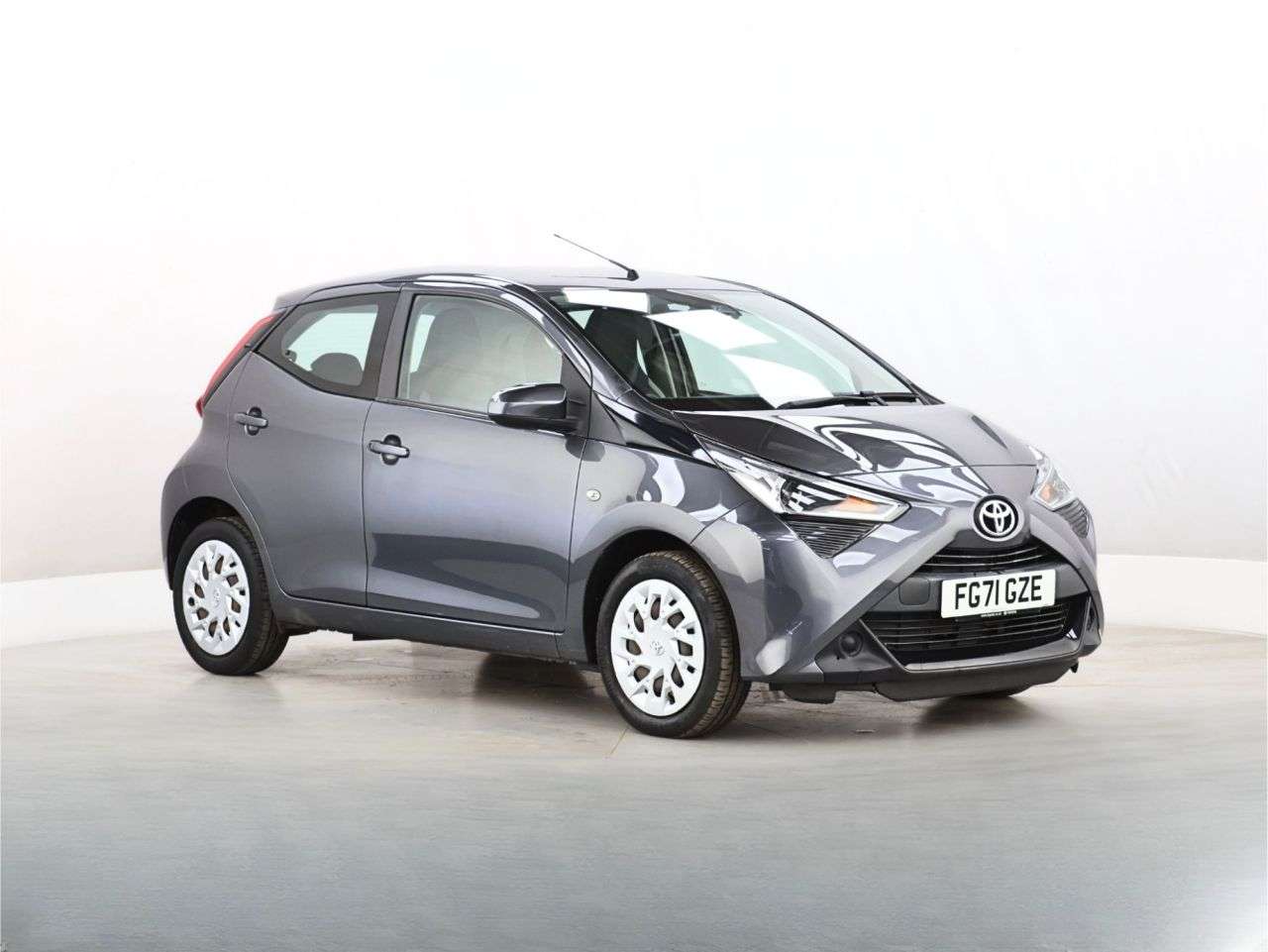 A 2021 TOYOTA AYGO 1.0 VVT-i x-play Hatchback 5dr Petrol x-shift Euro 6 (Safety Sense) (71 ps) A 2021 TOYOTA AYGO 1.0 VVT-i x-play Hatchback 5dr Petrol x-shift Euro 6 (Safety Sense) (71 ps)
