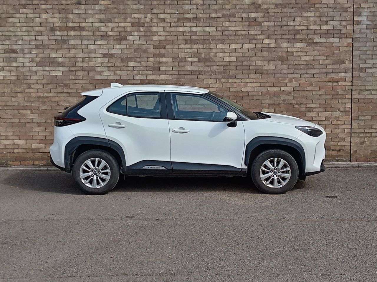 A 2023 TOYOTA YARIS CROSS 1.5 VVT-h Icon SUV 5dr Petrol Hybrid E-CVT Euro 6 (s/s) (116 ps) A 2023 TOYOTA YARIS CROSS 1.5 VVT-h Icon SUV 5dr Petrol Hybrid E-CVT Euro 6 (s/s) (116 ps)