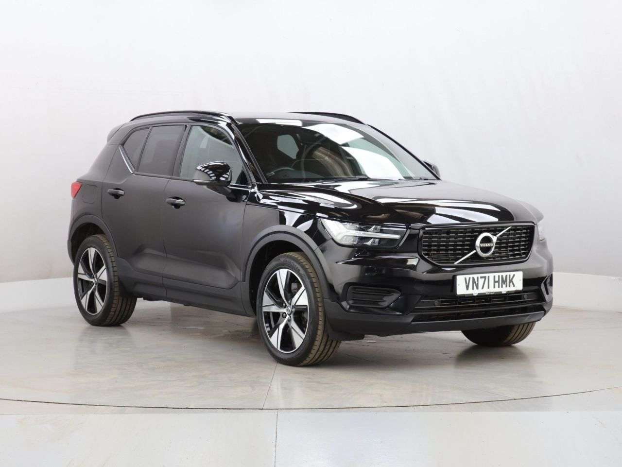 A 2022 VOLVO XC40 1.5h T4 Recharge 10.7kWh Plus SUV 5dr Petrol Plug-in Hybrid Auto Euro 6 (s/ A 2022 VOLVO XC40 1.5h T4 Recharge 10.7kWh Plus SUV 5dr Petrol Plug-in Hybrid Auto Euro 6 (s/
