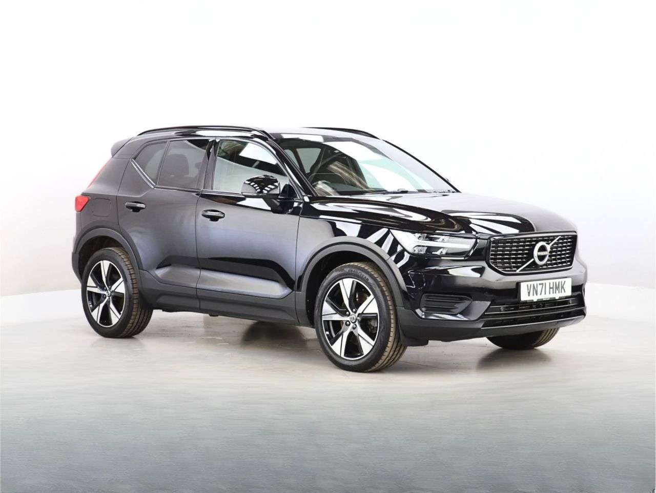 A 2022 VOLVO XC40 1.5h T4 Recharge 10.7kWh Plus SUV 5dr Petrol Plug-in Hybrid Auto Euro 6 (s/ A 2022 VOLVO XC40 1.5h T4 Recharge 10.7kWh Plus SUV 5dr Petrol Plug-in Hybrid Auto Euro 6 (s/