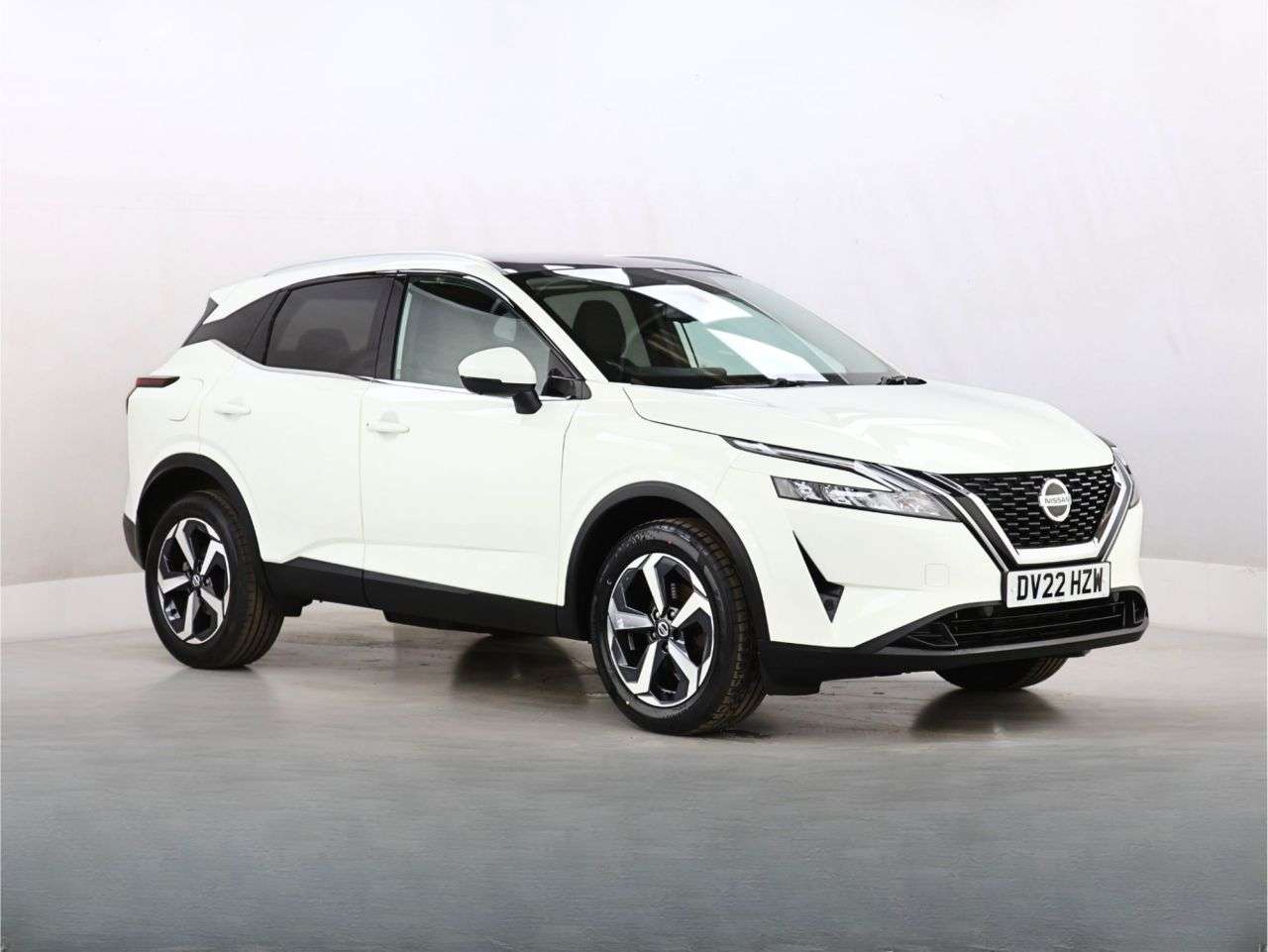 A 2022 NISSAN QASHQAI 1.3 DIG-T MHEV N-Connecta SUV 5dr Petrol Hybrid Manual Euro 6 (s/s) (140 ps A 2022 NISSAN QASHQAI 1.3 DIG-T MHEV N-Connecta SUV 5dr Petrol Hybrid Manual Euro 6 (s/s) (140 ps