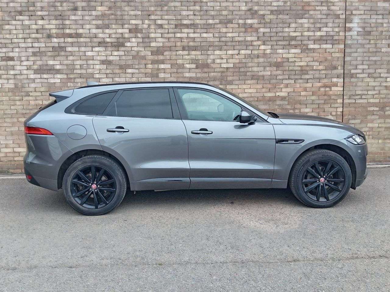A 2019 JAGUAR F-PACE 2.0 D240 R-Sport SUV 5dr Diesel Auto AWD Euro 6 (s/s) (240 ps) A 2019 JAGUAR F-PACE 2.0 D240 R-Sport SUV 5dr Diesel Auto AWD Euro 6 (s/s) (240 ps)