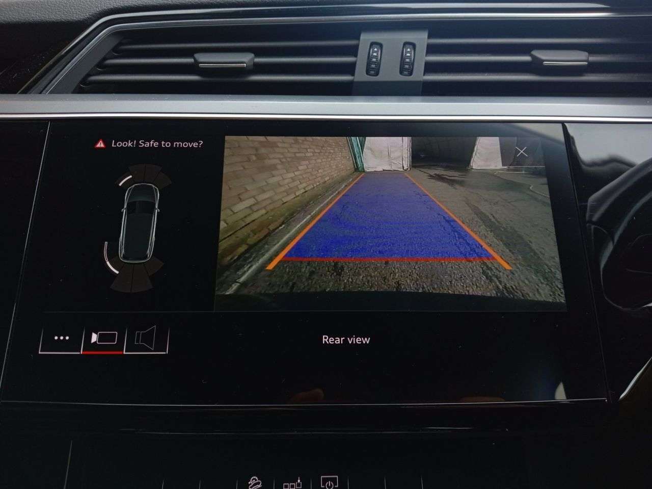 A 2020 AUDI E-TRON 50 Technik SUV 5dr Electric Auto quattro 71.2kWh (313 ps) A 2020 AUDI E-TRON 50 Technik SUV 5dr Electric Auto quattro 71.2kWh (313 ps)