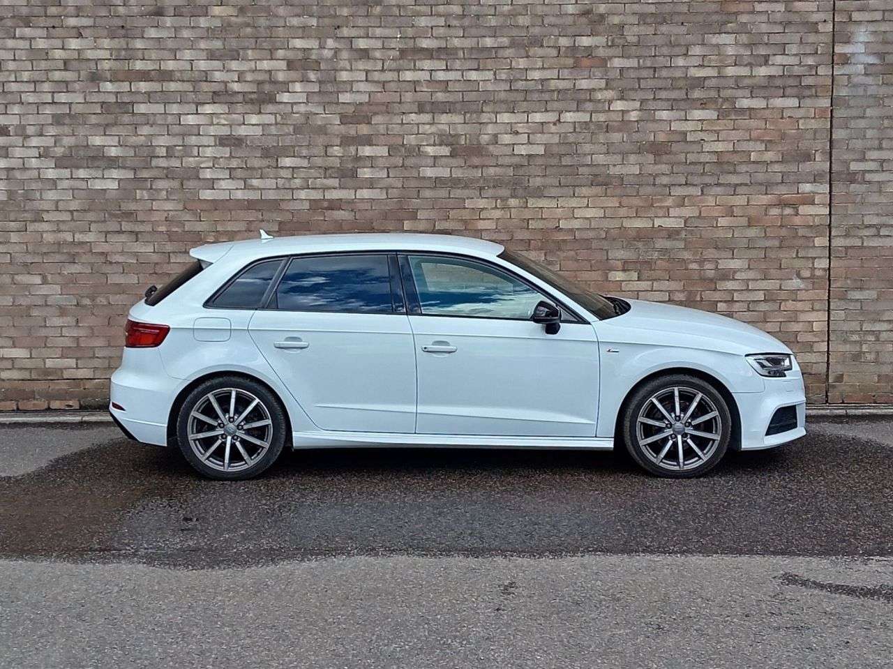 A 2018 AUDI A3 1.5 TFSI CoD Black Edition Sportback 5dr Petrol Manual Euro 6 (s/s) (150 ps A 2018 AUDI A3 1.5 TFSI CoD Black Edition Sportback 5dr Petrol Manual Euro 6 (s/s) (150 ps