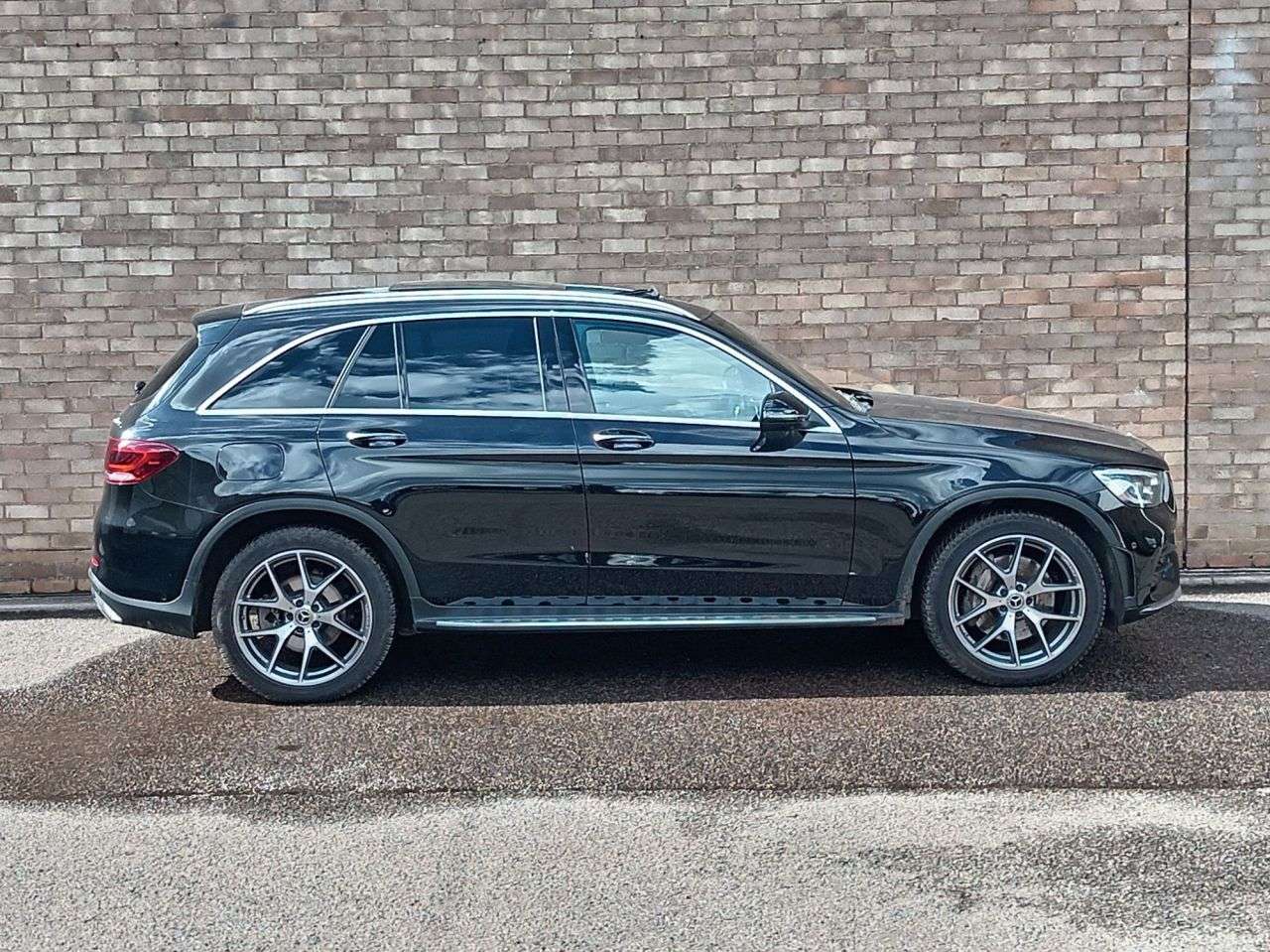 A 2022 MERCEDES-BENZ GLC CLASS 2.0 GLC300d AMG Line (Premium Plus) SUV 5dr Diesel G-Tronic+ 4MATIC Euro 6 A 2022 MERCEDES-BENZ GLC CLASS 2.0 GLC300d AMG Line (Premium Plus) SUV 5dr Diesel G-Tronic+ 4MATIC Euro 6