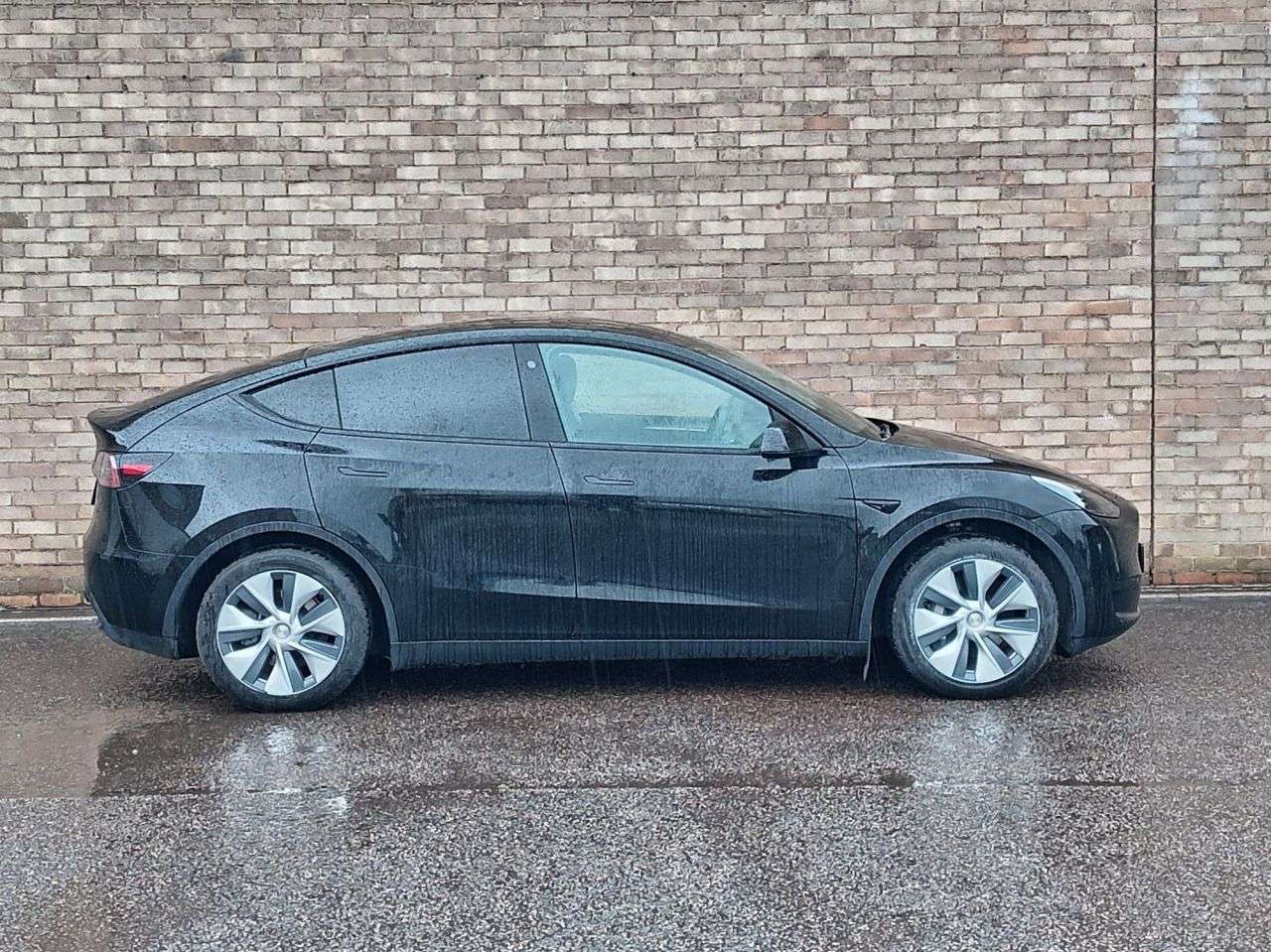 A 2024 TESLA MODEL Y SUV 5dr Electric Auto RWD (346 ps) A 2024 TESLA MODEL Y SUV 5dr Electric Auto RWD (346 ps)