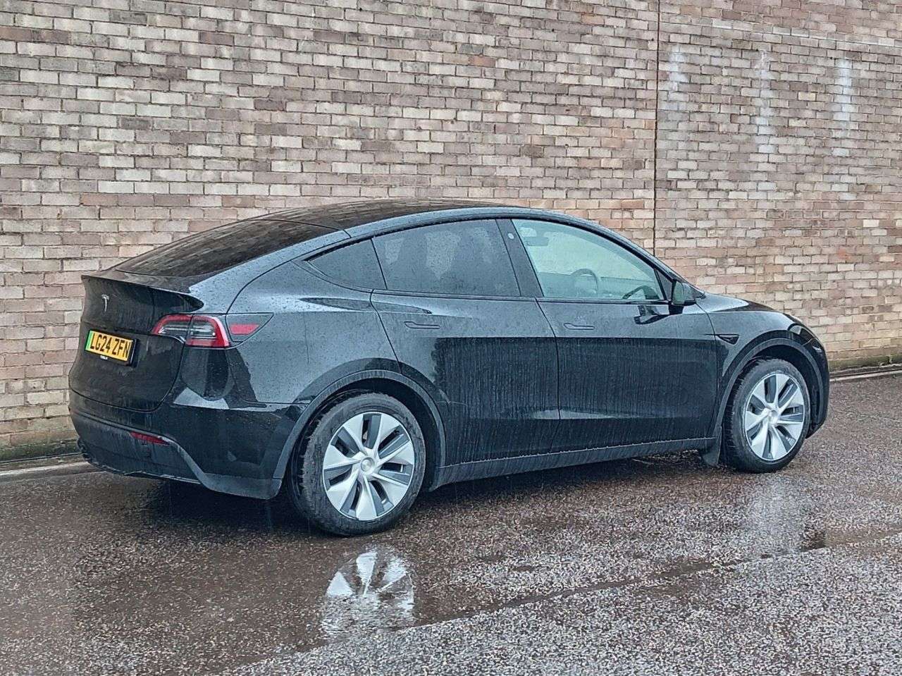 A 2024 TESLA MODEL Y SUV 5dr Electric Auto RWD (346 ps) A 2024 TESLA MODEL Y SUV 5dr Electric Auto RWD (346 ps)