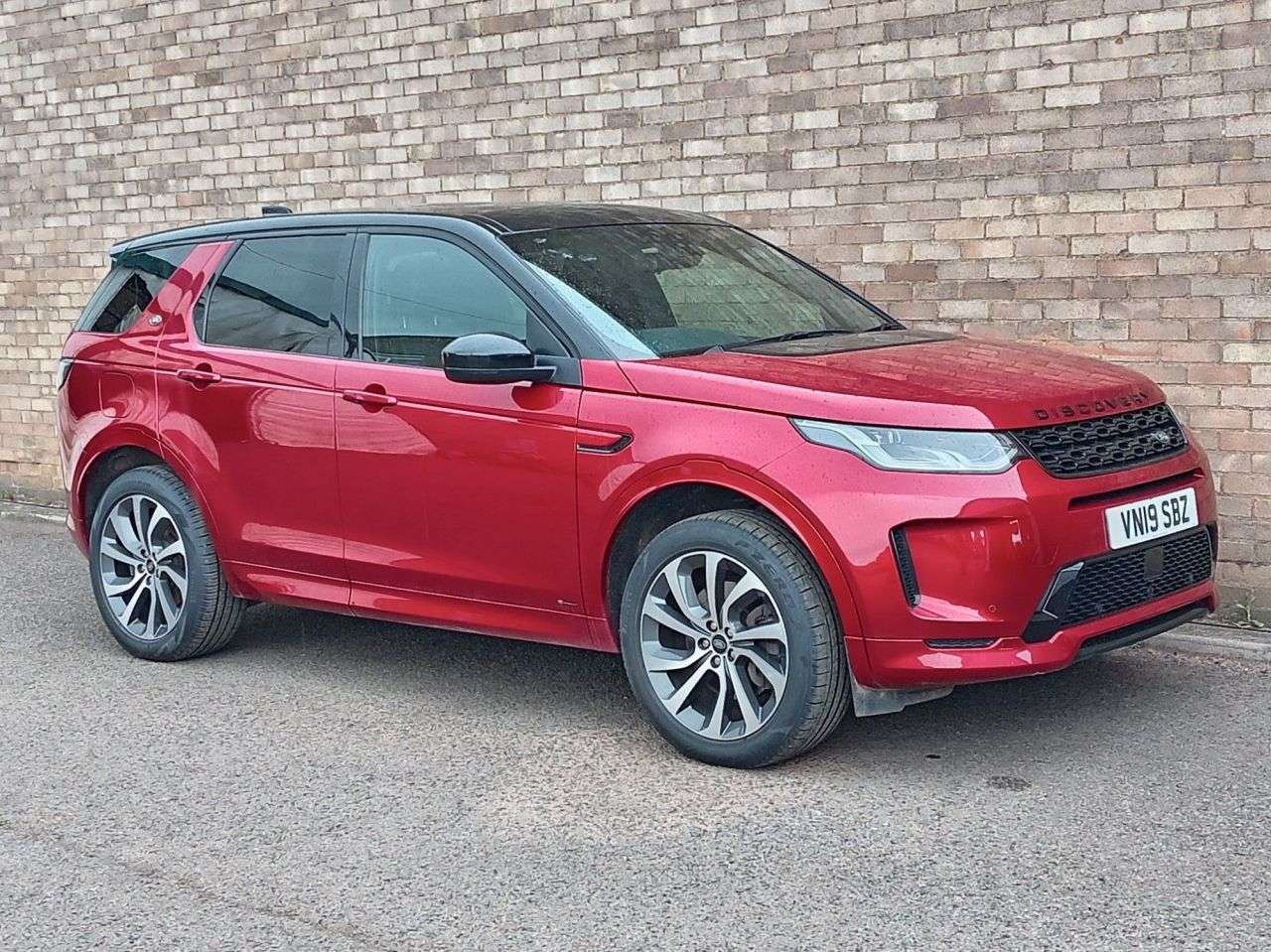 A 2019 LAND ROVER DISCOVERY SPORT 2.0 D180 MHEV R-Dynamic HSE SUV 5dr Diesel Auto 4WD Euro 6 (s/s) (180 ps) A 2019 LAND ROVER DISCOVERY SPORT 2.0 D180 MHEV R-Dynamic HSE SUV 5dr Diesel Auto 4WD Euro 6 (s/s) (180 ps)