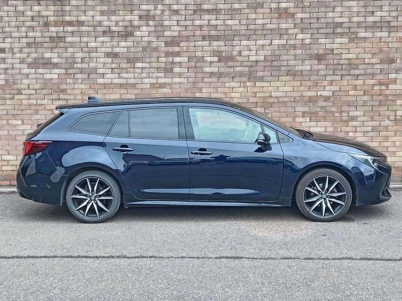 A 2023 TOYOTA COROLLA 1.8 VVT-h GR SPORT Touring Sports 5dr Petrol Hybrid CVT Euro 6 (s/s) (140 p A 2023 TOYOTA COROLLA 1.8 VVT-h GR SPORT Touring Sports 5dr Petrol Hybrid CVT Euro 6 (s/s) (140 p