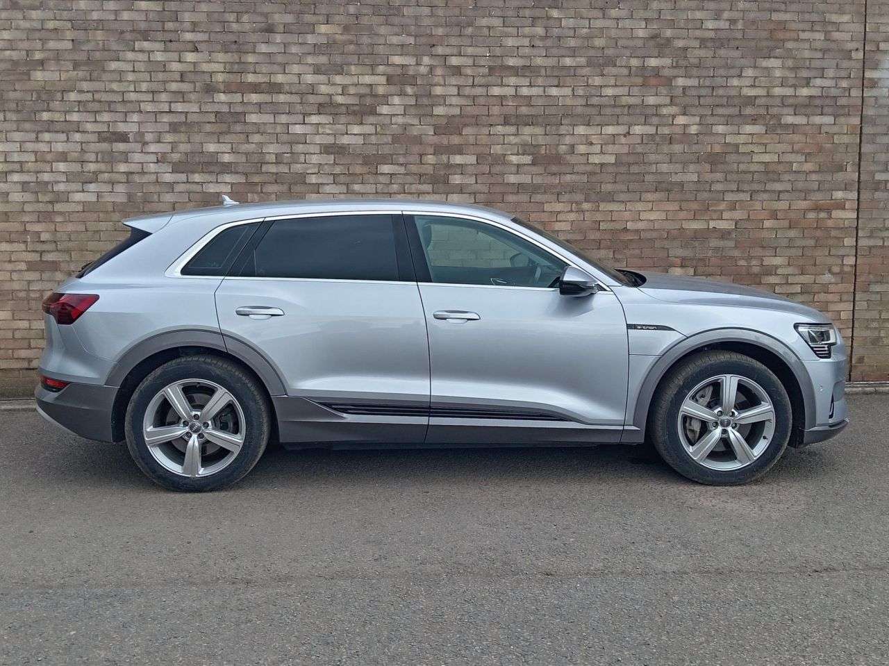 A 2020 AUDI E-TRON 50 Technik SUV 5dr Electric Auto quattro 71.2kWh (313 ps) A 2020 AUDI E-TRON 50 Technik SUV 5dr Electric Auto quattro 71.2kWh (313 ps)