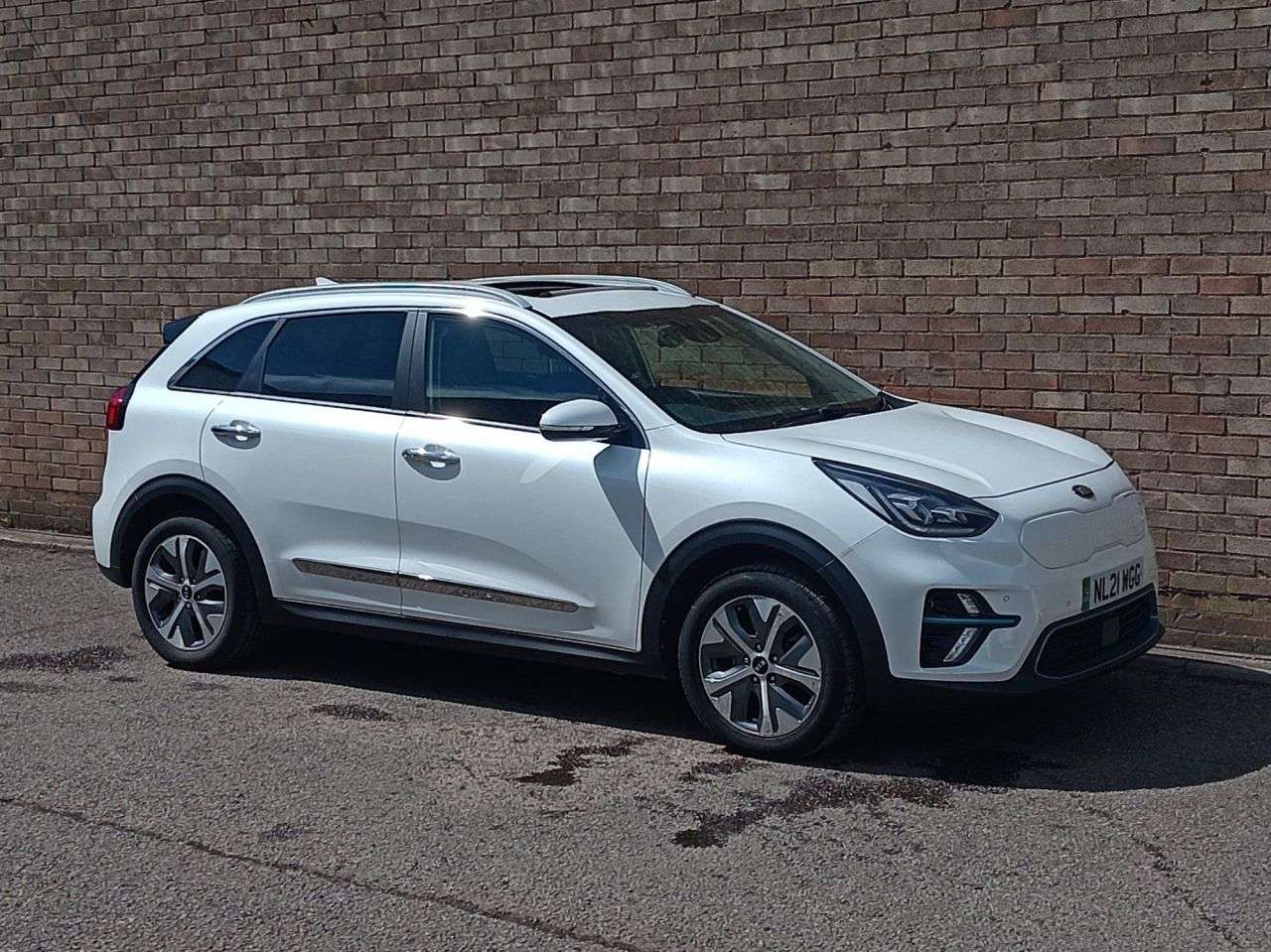 A 2021 KIA NIRO 64kWh 4+ SUV 5dr Electric Auto (201 bhp) A 2021 KIA NIRO 64kWh 4+ SUV 5dr Electric Auto (201 bhp)