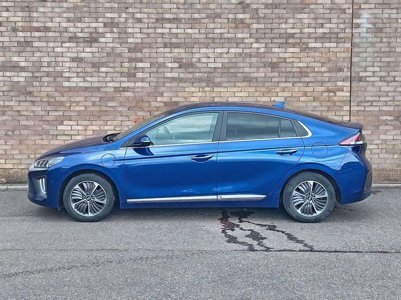 A 2022 HYUNDAI IONIQ 1.6 h-GDi 8.9kWh Premium SE Hatchback 5dr Petrol Plug-in Hybrid DCT Euro 6 A 2022 HYUNDAI IONIQ 1.6 h-GDi 8.9kWh Premium SE Hatchback 5dr Petrol Plug-in Hybrid DCT Euro 6