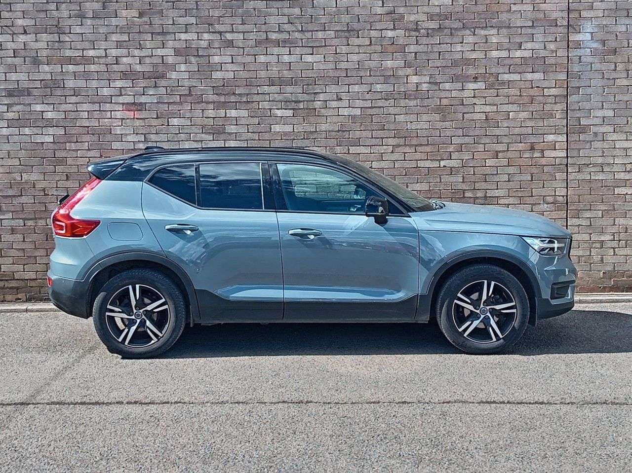 A 2021 VOLVO XC40 1.5 T3 R-Design SUV 5dr Petrol Manual Euro 6 (s/s) (163 ps) A 2021 VOLVO XC40 1.5 T3 R-Design SUV 5dr Petrol Manual Euro 6 (s/s) (163 ps)