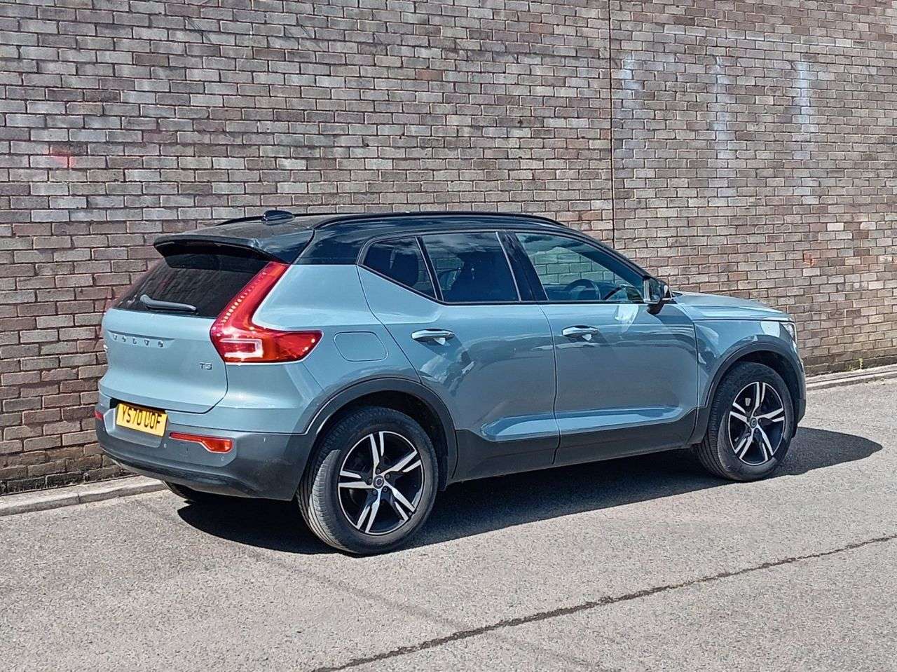 A 2021 VOLVO XC40 1.5 T3 R-Design SUV 5dr Petrol Manual Euro 6 (s/s) (163 ps) A 2021 VOLVO XC40 1.5 T3 R-Design SUV 5dr Petrol Manual Euro 6 (s/s) (163 ps)