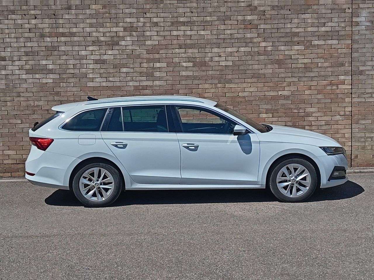 A 2021 SKODA OCTAVIA 2.0 TDI SE L Estate 5dr Diesel DSG Euro 6 (s/s) (116 ps) A 2021 SKODA OCTAVIA 2.0 TDI SE L Estate 5dr Diesel DSG Euro 6 (s/s) (116 ps)