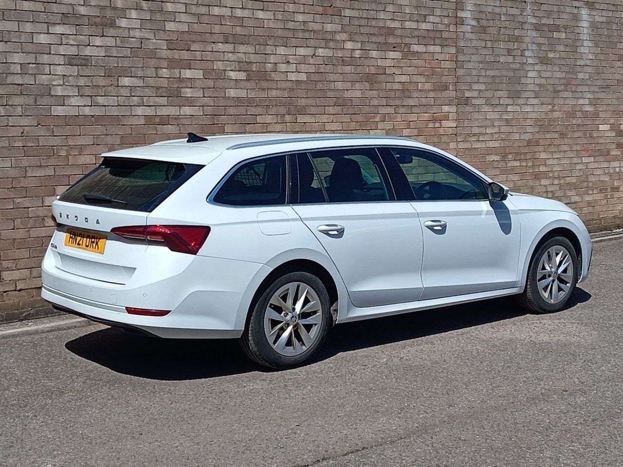 A 2021 SKODA OCTAVIA 2.0 TDI SE L Estate 5dr Diesel DSG Euro 6 (s/s) (116 ps) A 2021 SKODA OCTAVIA 2.0 TDI SE L Estate 5dr Diesel DSG Euro 6 (s/s) (116 ps)
