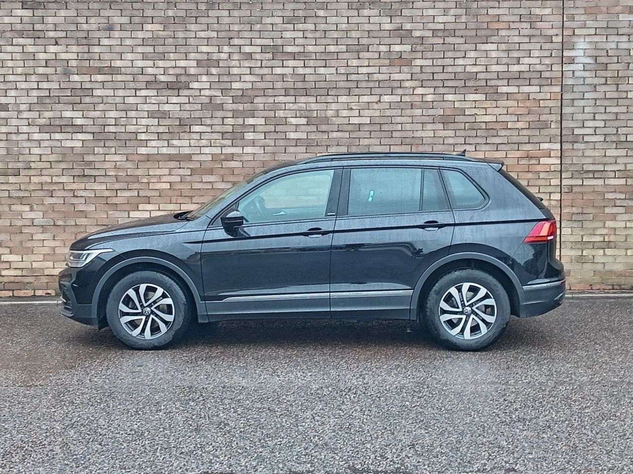 A 2022 VOLKSWAGEN TIGUAN 1.5 TSI Active SUV 5dr Petrol DSG Euro 6 (s/s) (150 ps) A 2022 VOLKSWAGEN TIGUAN 1.5 TSI Active SUV 5dr Petrol DSG Euro 6 (s/s) (150 ps)
