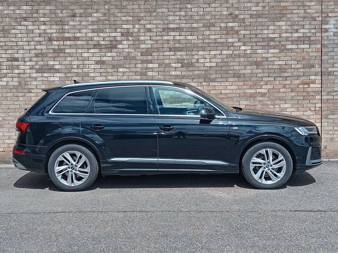 A 2020 AUDI Q7 3.0 TDI V6 50 S line SUV 5dr Diesel Tiptronic quattro Euro 6 (s/s) (286 ps) A 2020 AUDI Q7 3.0 TDI V6 50 S line SUV 5dr Diesel Tiptronic quattro Euro 6 (s/s) (286 ps)