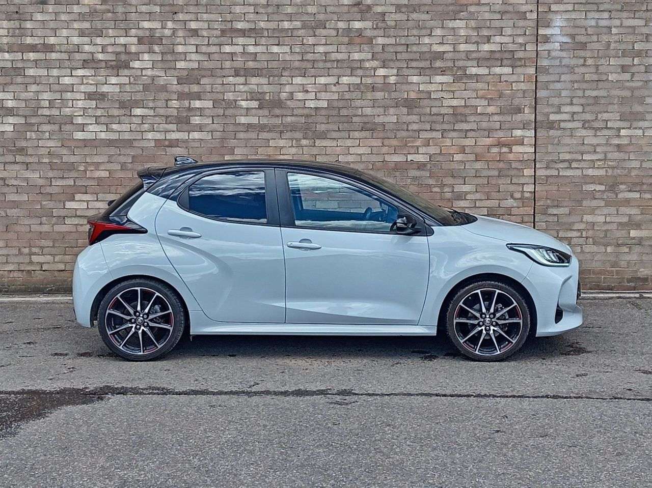 A 2023 TOYOTA YARIS 1.5 VVT-h GR SPORT Hatchback 5dr Petrol Hybrid E-CVT Euro 6 (s/s) (116 ps) A 2023 TOYOTA YARIS 1.5 VVT-h GR SPORT Hatchback 5dr Petrol Hybrid E-CVT Euro 6 (s/s) (116 ps)