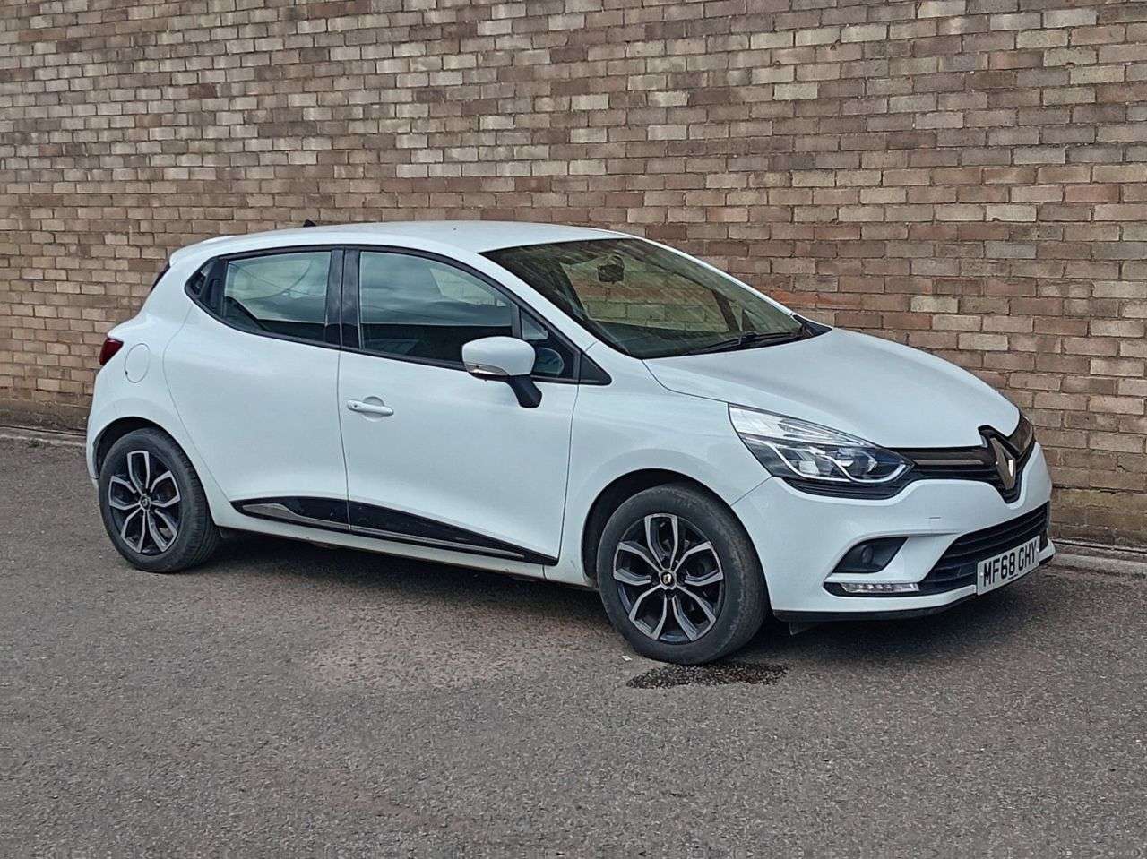 A 2018 RENAULT CLIO 0.9 TCe Play Hatchback 5dr Petrol Manual Euro 6 (s/s) (75 ps) A 2018 RENAULT CLIO 0.9 TCe Play Hatchback 5dr Petrol Manual Euro 6 (s/s) (75 ps)
