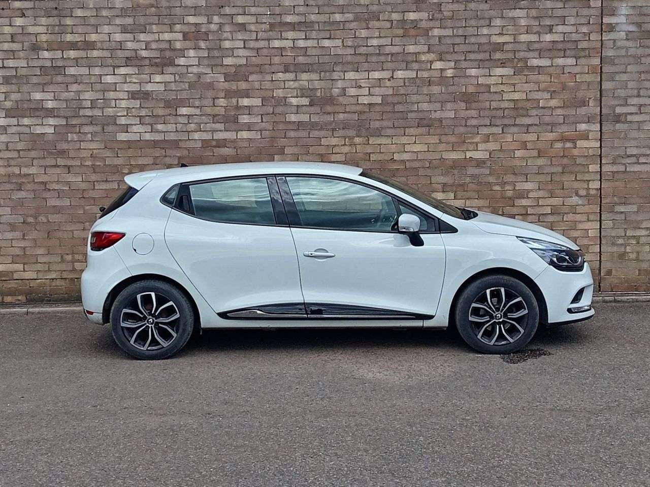 A 2018 RENAULT CLIO 0.9 TCe Play Hatchback 5dr Petrol Manual Euro 6 (s/s) (75 ps) A 2018 RENAULT CLIO 0.9 TCe Play Hatchback 5dr Petrol Manual Euro 6 (s/s) (75 ps)
