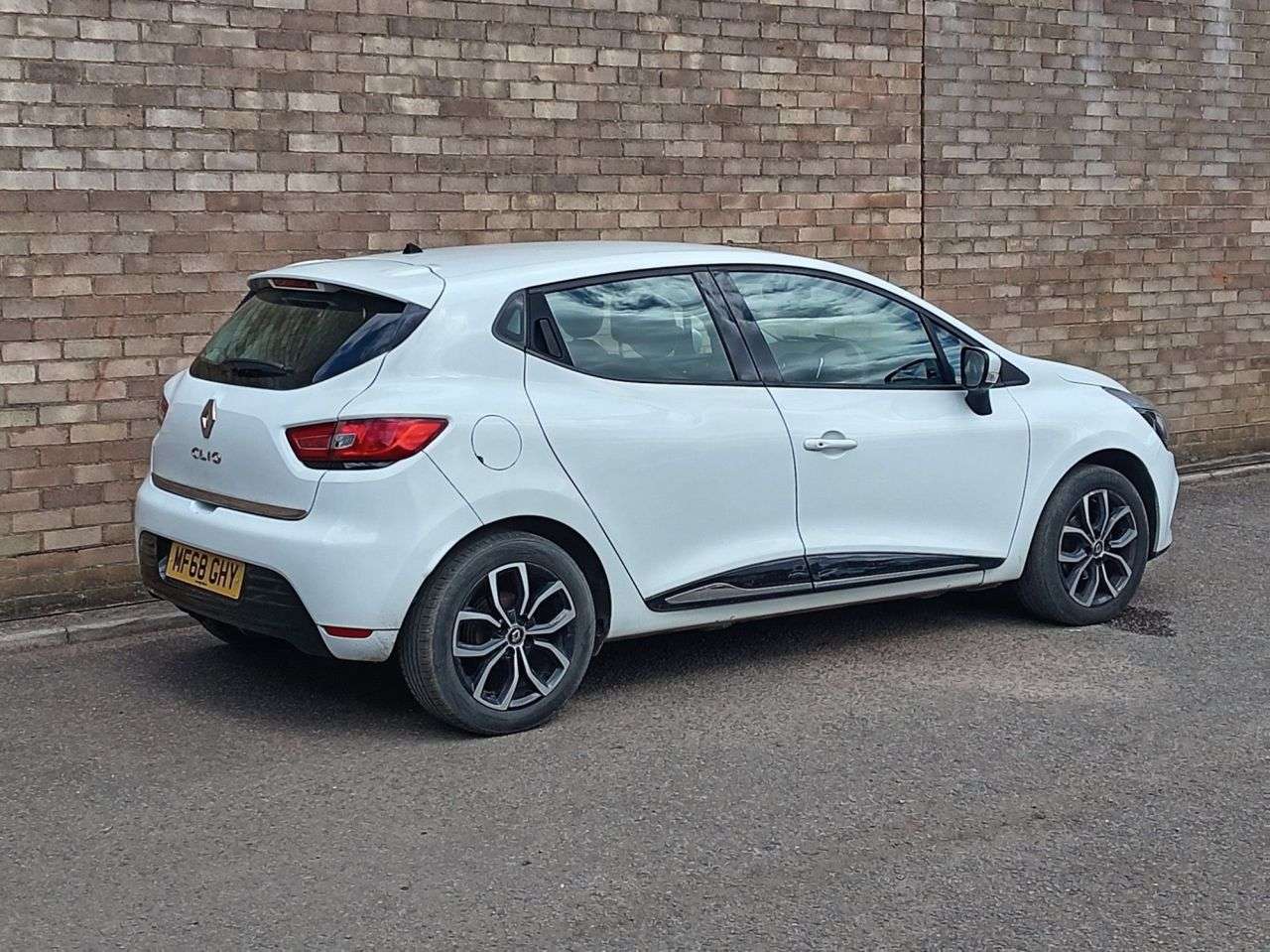 A 2018 RENAULT CLIO 0.9 TCe Play Hatchback 5dr Petrol Manual Euro 6 (s/s) (75 ps) A 2018 RENAULT CLIO 0.9 TCe Play Hatchback 5dr Petrol Manual Euro 6 (s/s) (75 ps)