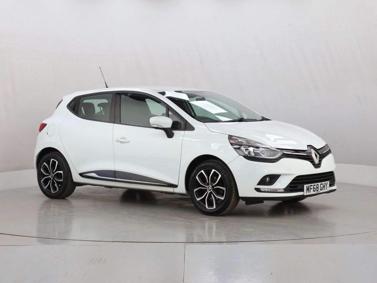 A 2018 RENAULT CLIO 0.9 TCe Play Hatchback 5dr Petrol Manual Euro 6 (s/s) (75 ps) A 2018 RENAULT CLIO 0.9 TCe Play Hatchback 5dr Petrol Manual Euro 6 (s/s) (75 ps)