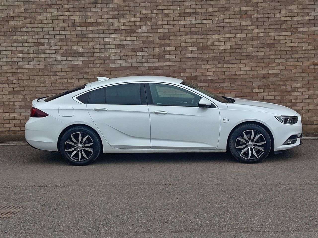 A 2017 VAUXHALL INSIGNIA 2.0 Turbo D BlueInjection SRi Nav Grand Sport 5dr Diesel Manual Euro 6 (s/s A 2017 VAUXHALL INSIGNIA 2.0 Turbo D BlueInjection SRi Nav Grand Sport 5dr Diesel Manual Euro 6 (s/s