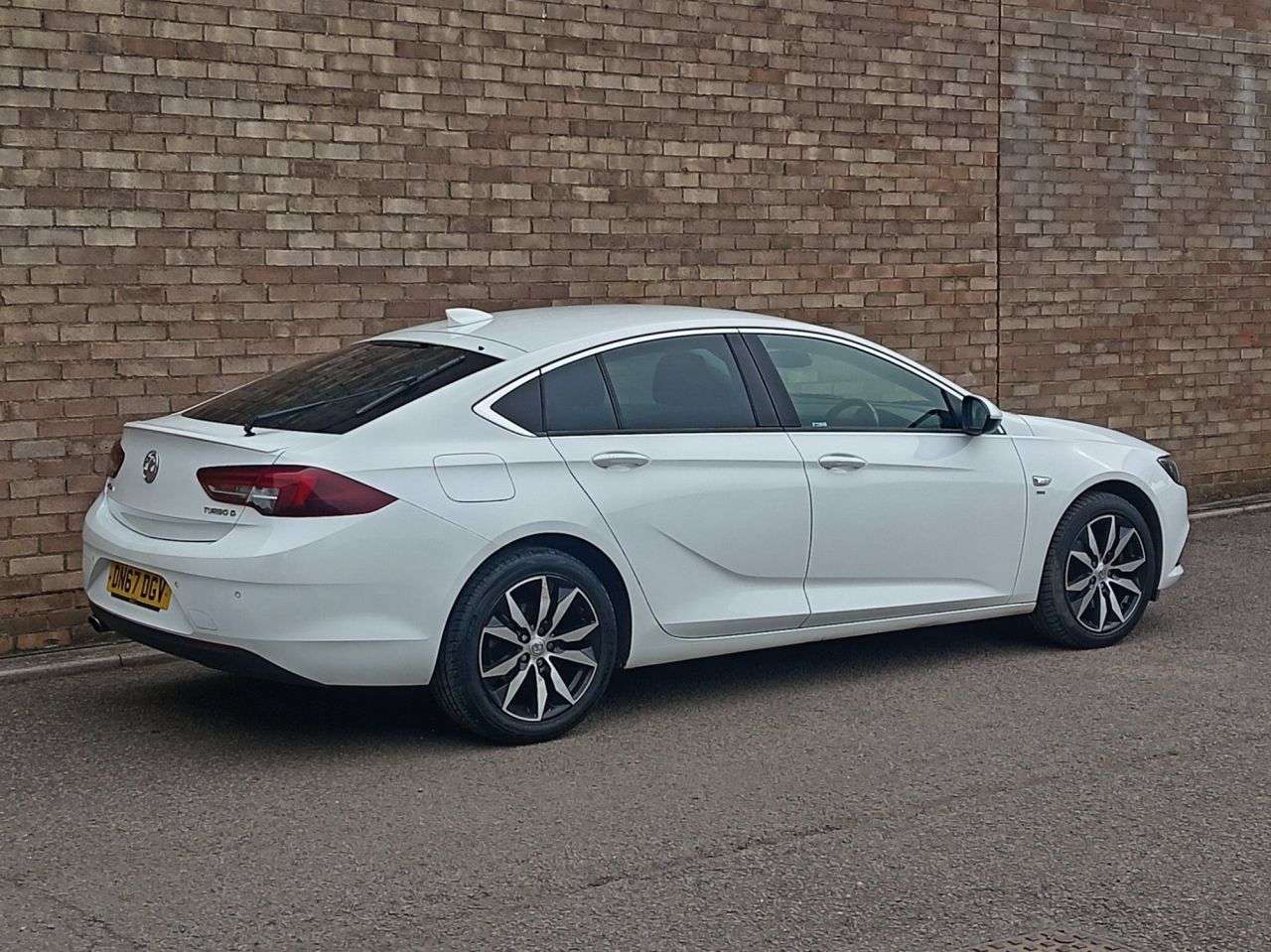 A 2017 VAUXHALL INSIGNIA 2.0 Turbo D BlueInjection SRi Nav Grand Sport 5dr Diesel Manual Euro 6 (s/s A 2017 VAUXHALL INSIGNIA 2.0 Turbo D BlueInjection SRi Nav Grand Sport 5dr Diesel Manual Euro 6 (s/s