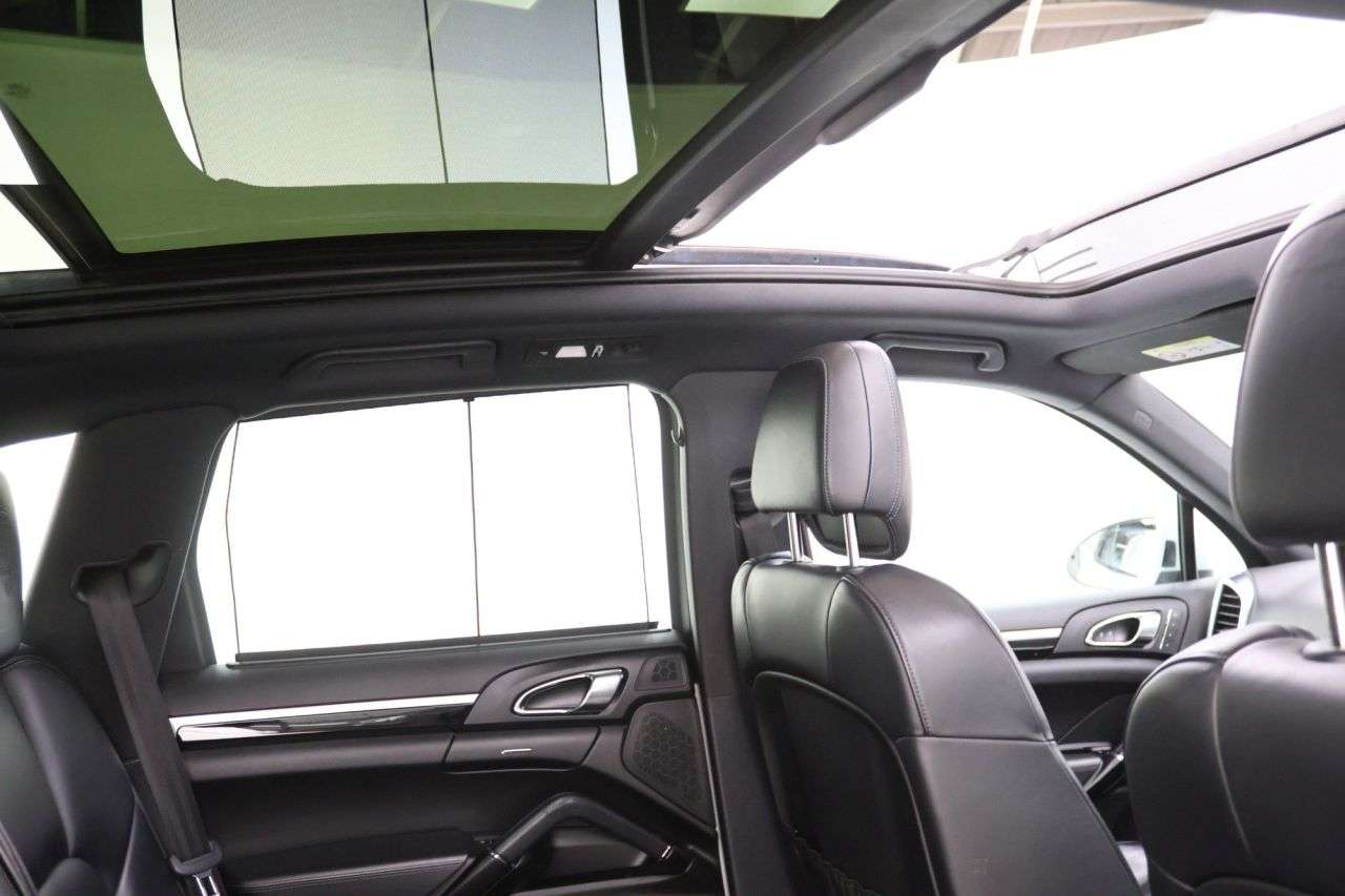 A 2017 PORSCHE CAYENNE 3.0 V6 E-Hybrid S Platinum Edition SUV 5dr Petrol Plug-in Hybrid TiptronicS A 2017 PORSCHE CAYENNE 3.0 V6 E-Hybrid S Platinum Edition SUV 5dr Petrol Plug-in Hybrid TiptronicS