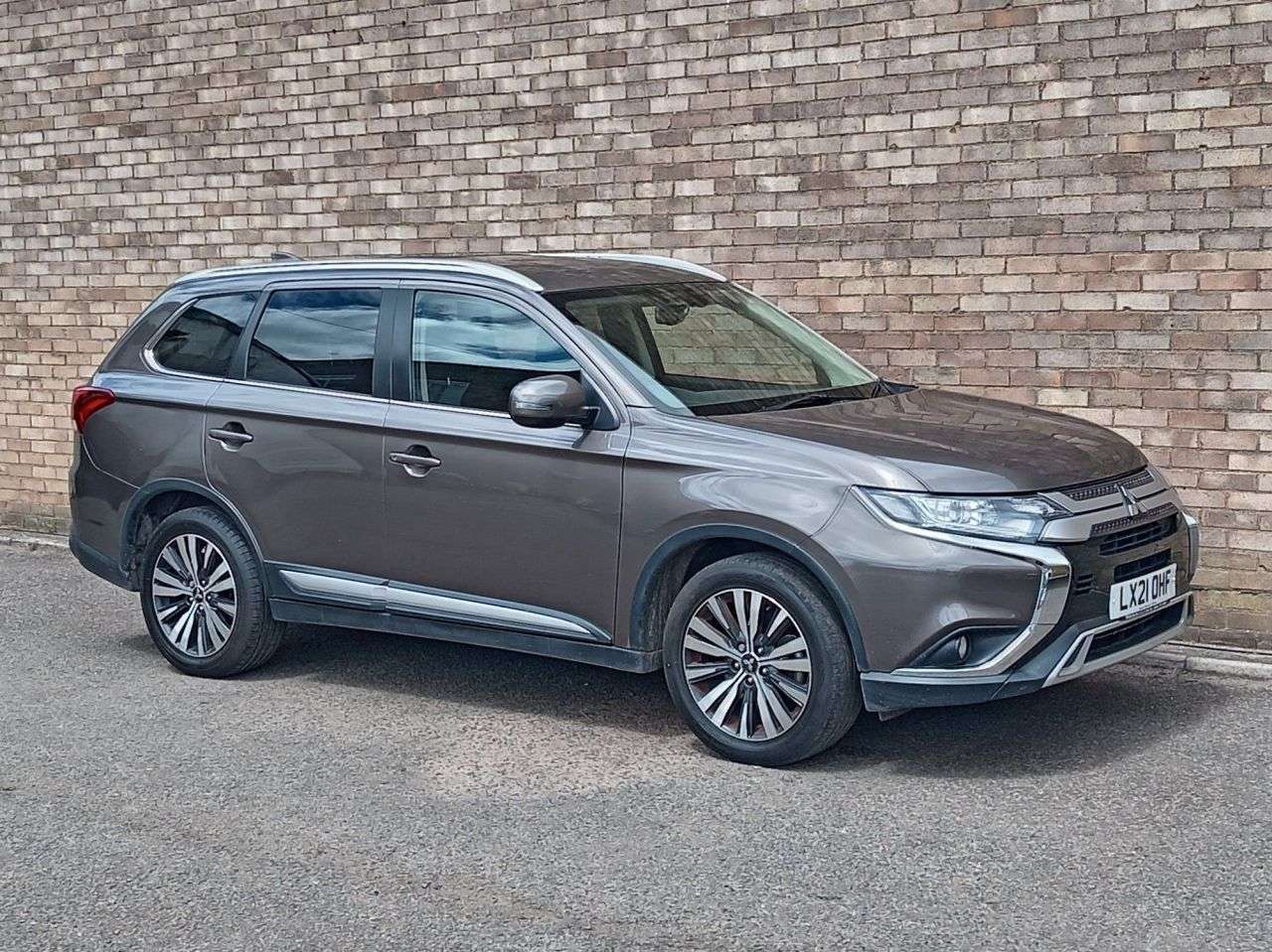 A 2021 MITSUBISHI OUTLANDER 2.0 MIVEC Design SUV 5dr Petrol CVT 4WD Euro 6 (s/s) (150 ps) A 2021 MITSUBISHI OUTLANDER 2.0 MIVEC Design SUV 5dr Petrol CVT 4WD Euro 6 (s/s) (150 ps)