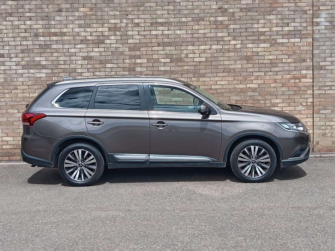 A 2021 MITSUBISHI OUTLANDER 2.0 MIVEC Design SUV 5dr Petrol CVT 4WD Euro 6 (s/s) (150 ps) A 2021 MITSUBISHI OUTLANDER 2.0 MIVEC Design SUV 5dr Petrol CVT 4WD Euro 6 (s/s) (150 ps)