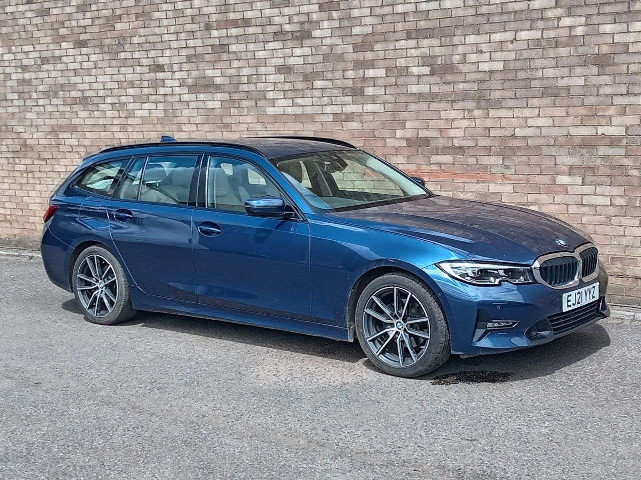 A 2021 BMW 3 SERIES 2.0 320i Sport Touring 5dr Petrol Auto Euro 6 (s/s) (184 ps) A 2021 BMW 3 SERIES 2.0 320i Sport Touring 5dr Petrol Auto Euro 6 (s/s) (184 ps)