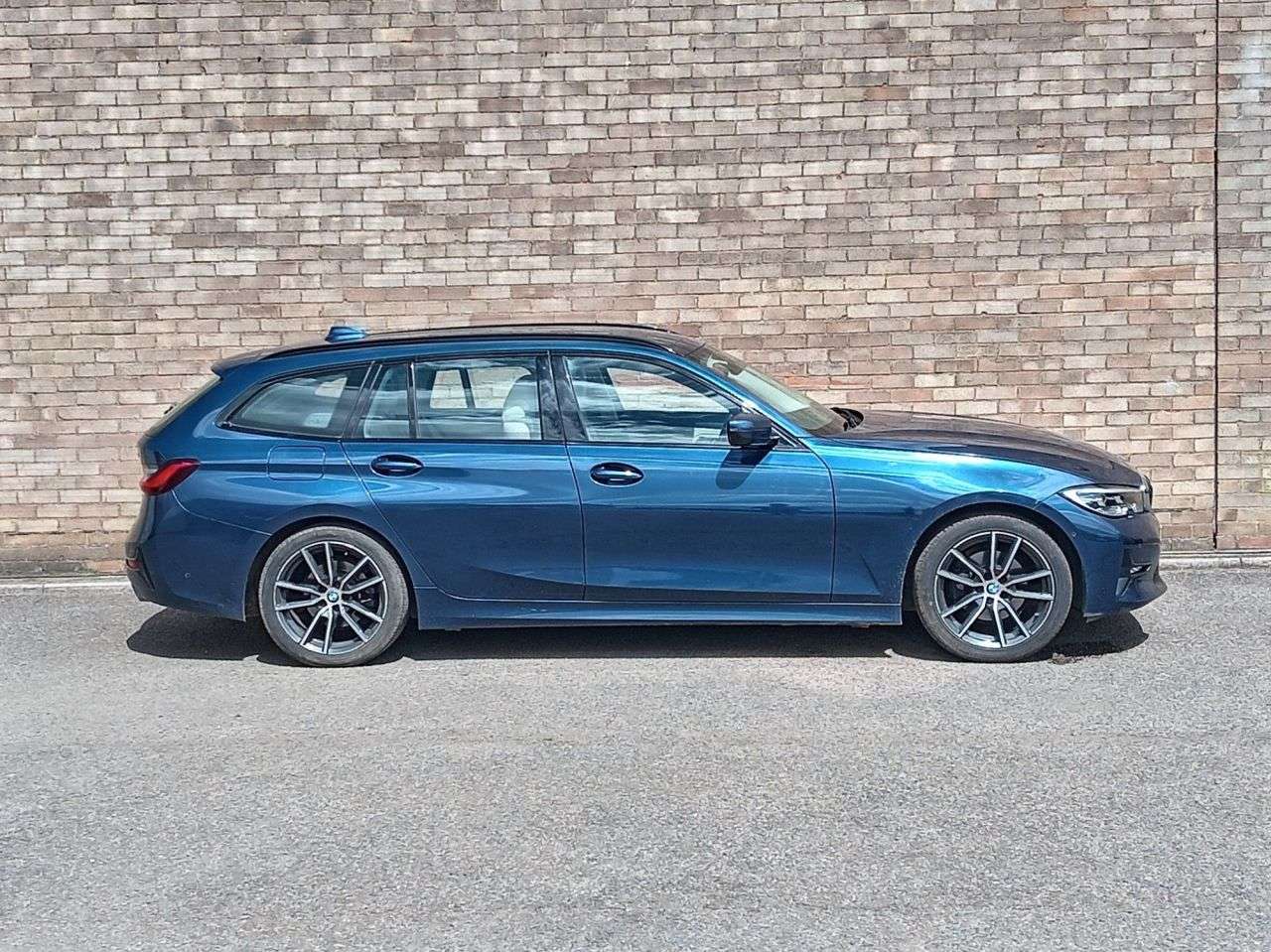A 2021 BMW 3 SERIES 2.0 320i Sport Touring 5dr Petrol Auto Euro 6 (s/s) (184 ps) A 2021 BMW 3 SERIES 2.0 320i Sport Touring 5dr Petrol Auto Euro 6 (s/s) (184 ps)